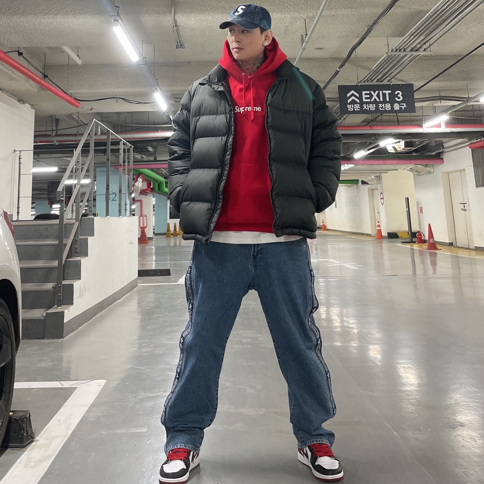 Supreme Box Logo Hooded Sweatshirt Red - 23FW, Supreme Snap Off Baggy Jean Washed Blue - 23FW 착용 스타일