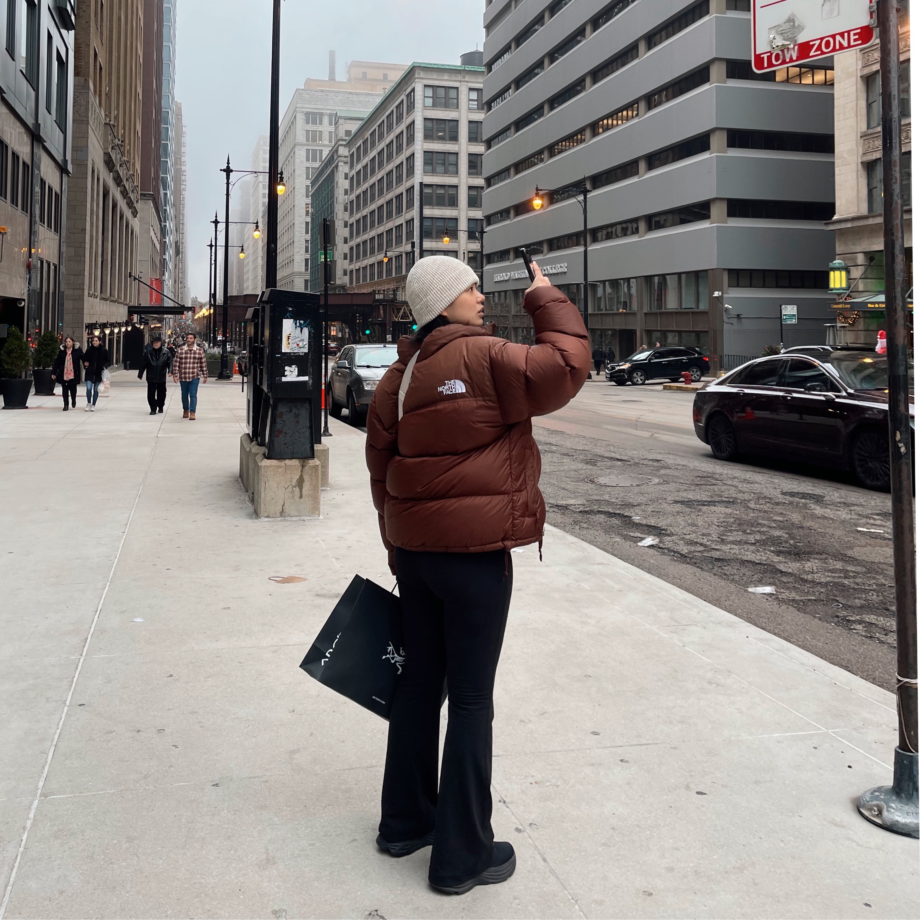 The North Face 1996 Retro Nuptse Jacket Dark Oak, (W) Hoka Bondi 8 Black - Wide 착용 스타일
