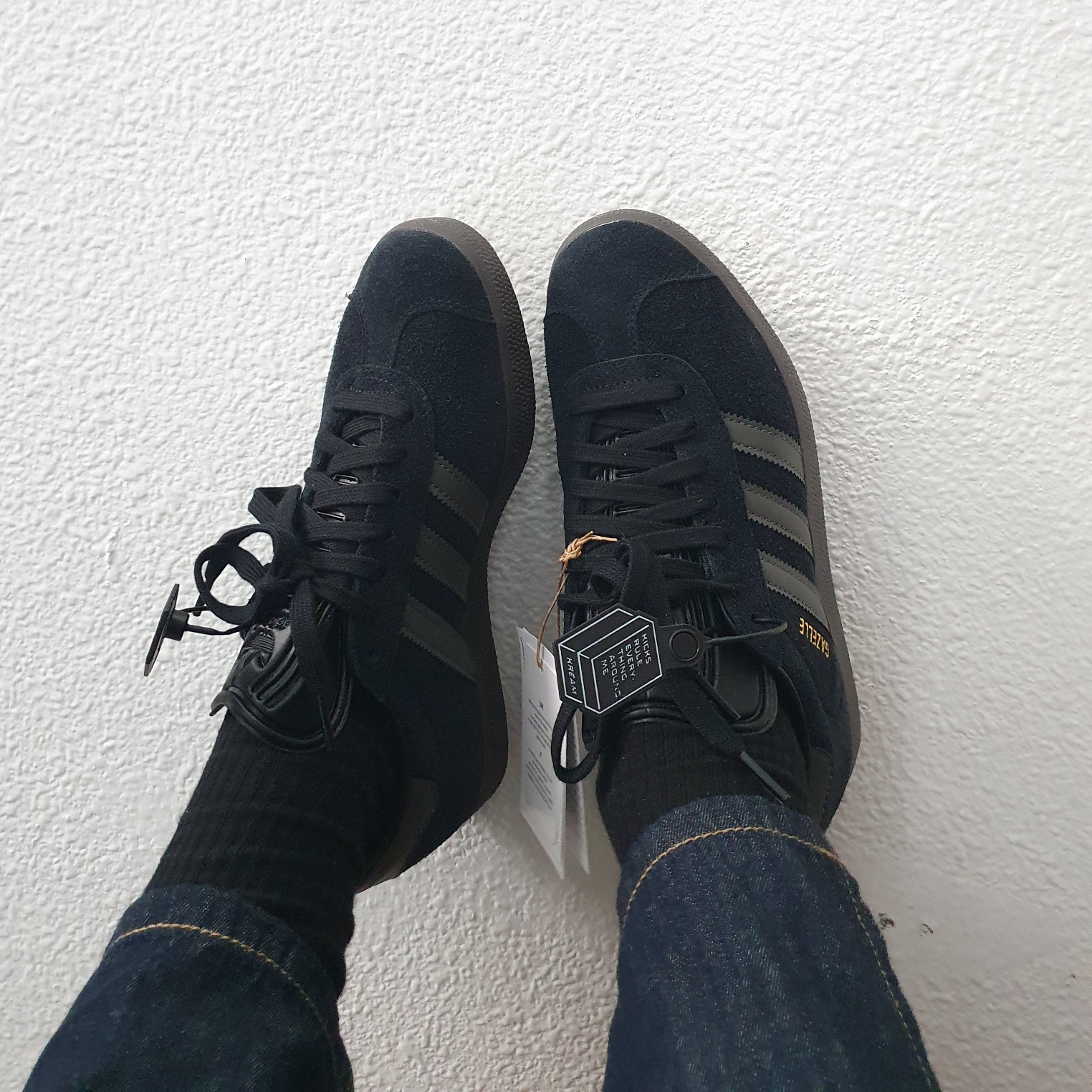 Adidas Gazelle Core Black Gold Metallic Gum 착용 스타일