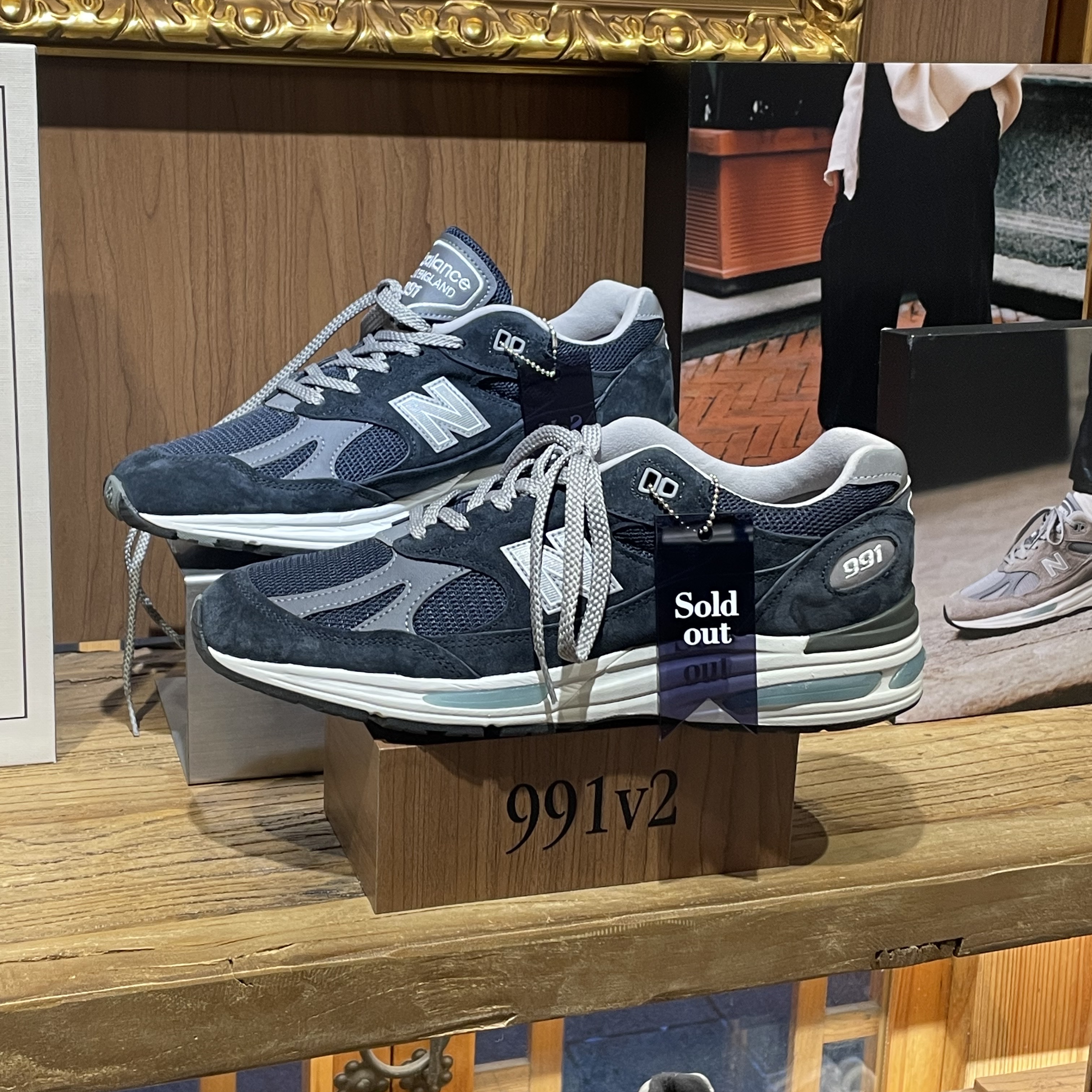 New Balance 991v2 Made in UK Dark Navy Smoked Pearl 착용 스타일 - 1