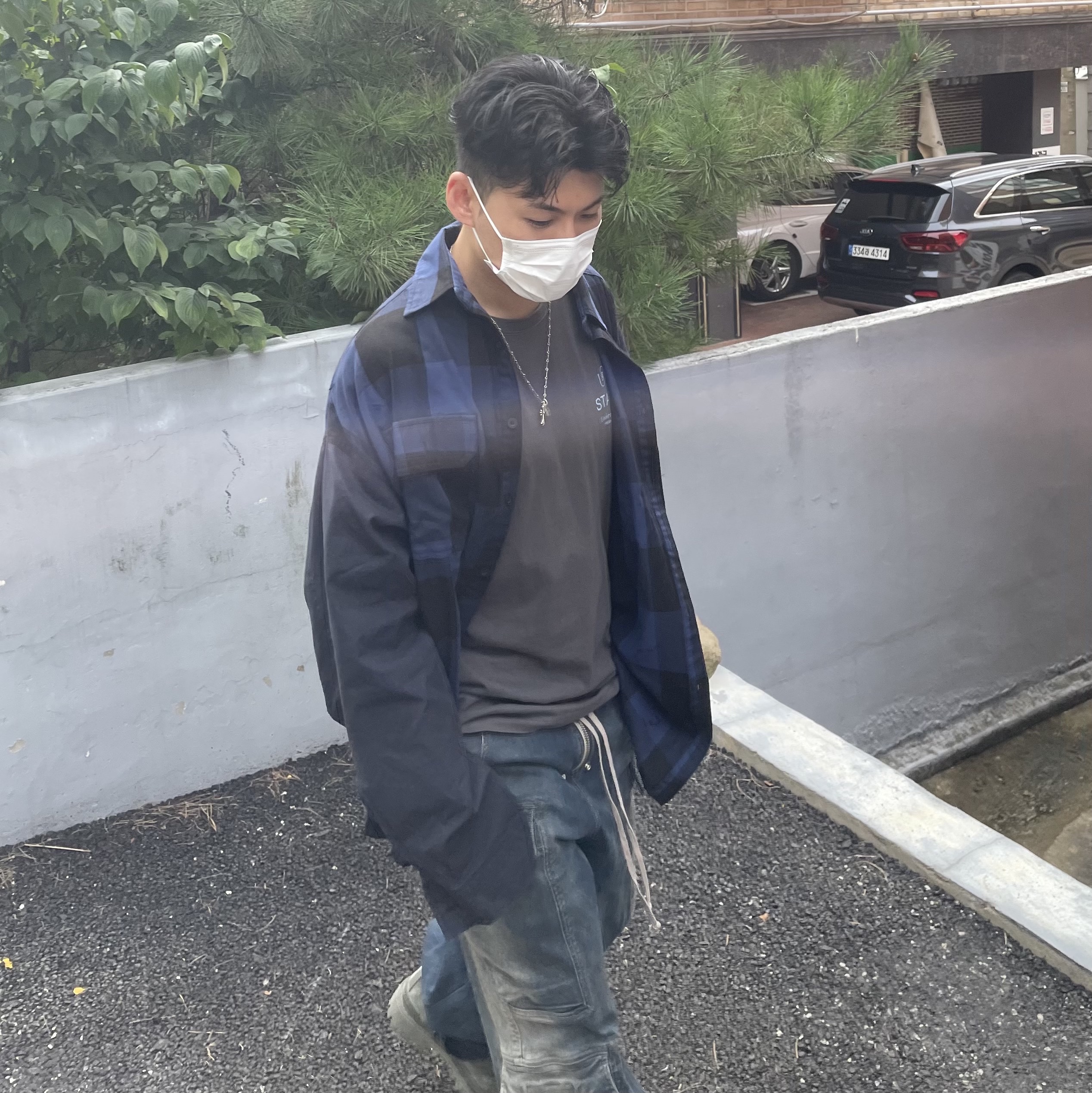Undermycar Nando Archive Hommage Oversized Shirt Crown Blue - 23SS, Undermycar Shinsegae Pop-Up T-Shirt Scandinavian - 22SS 착용 스타일 - 1