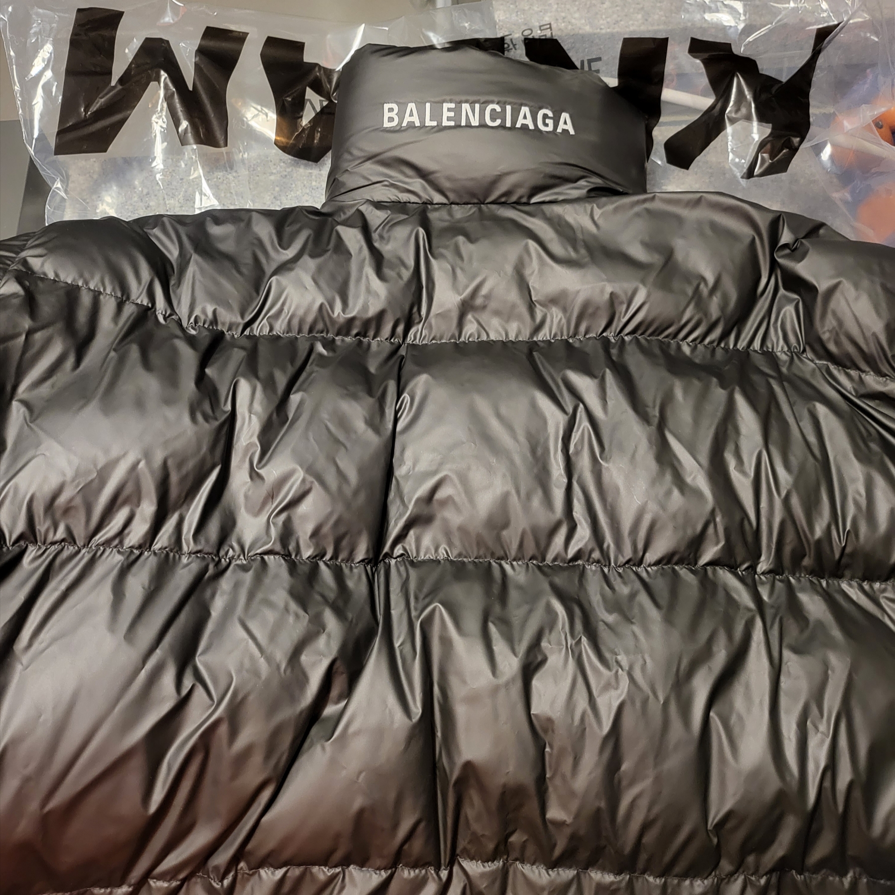 Balenciaga Wrap Puffer Black 착용 스타일