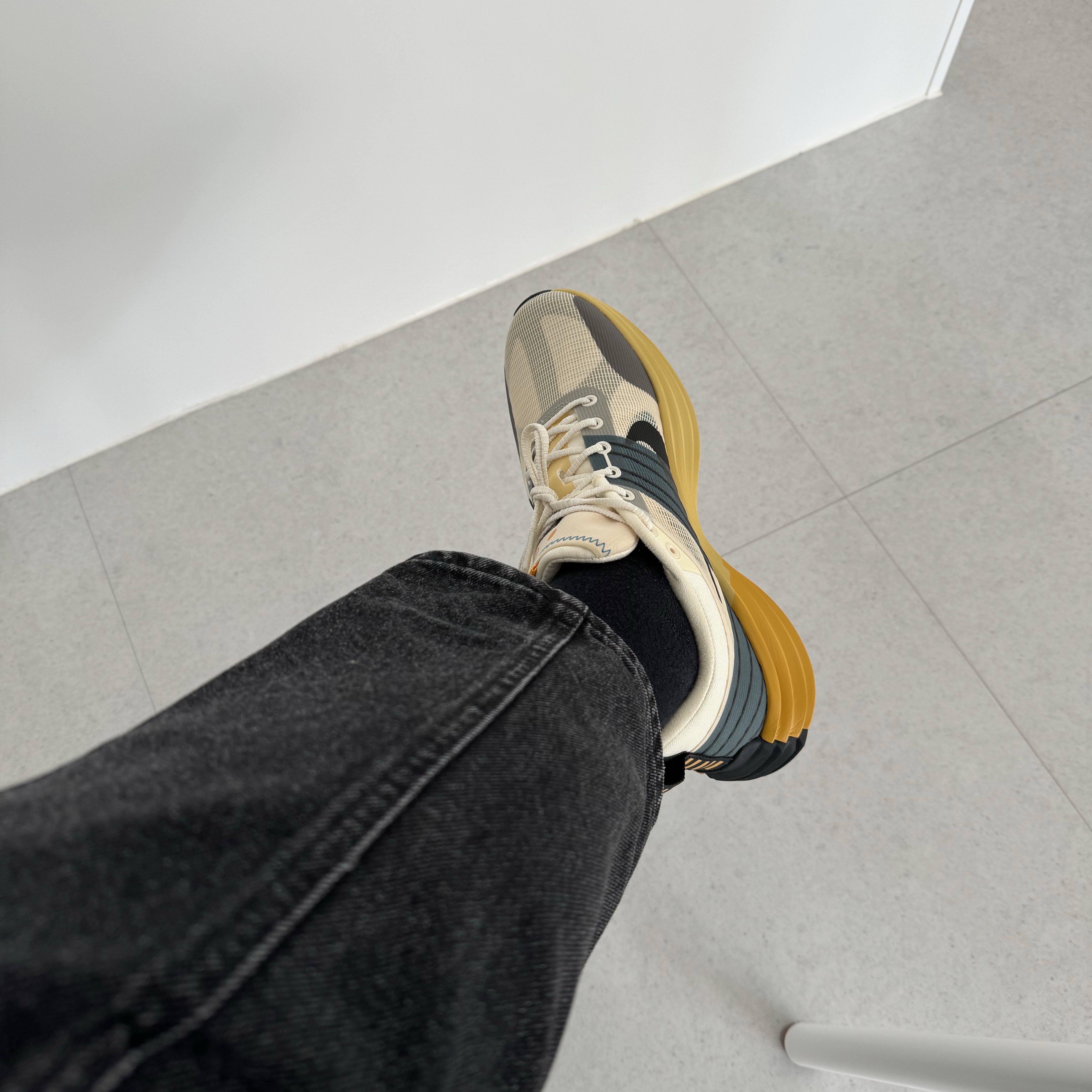 Nike Lunar Roam Alabaster and Green Abyss 착용 스타일