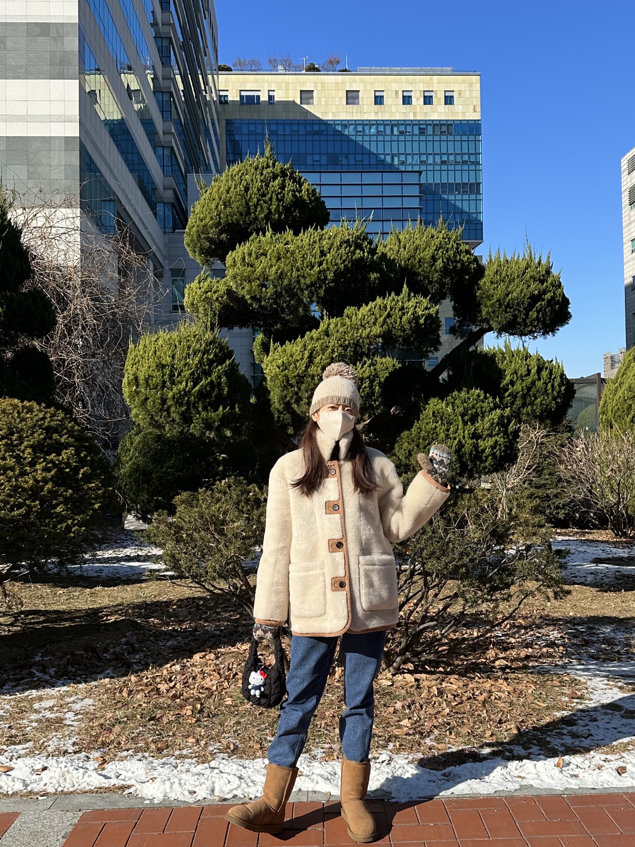 COS Quilted Micro Bag Black, (W) UGG Classic Short II Boots Chestnut 착용 스타일 - 2