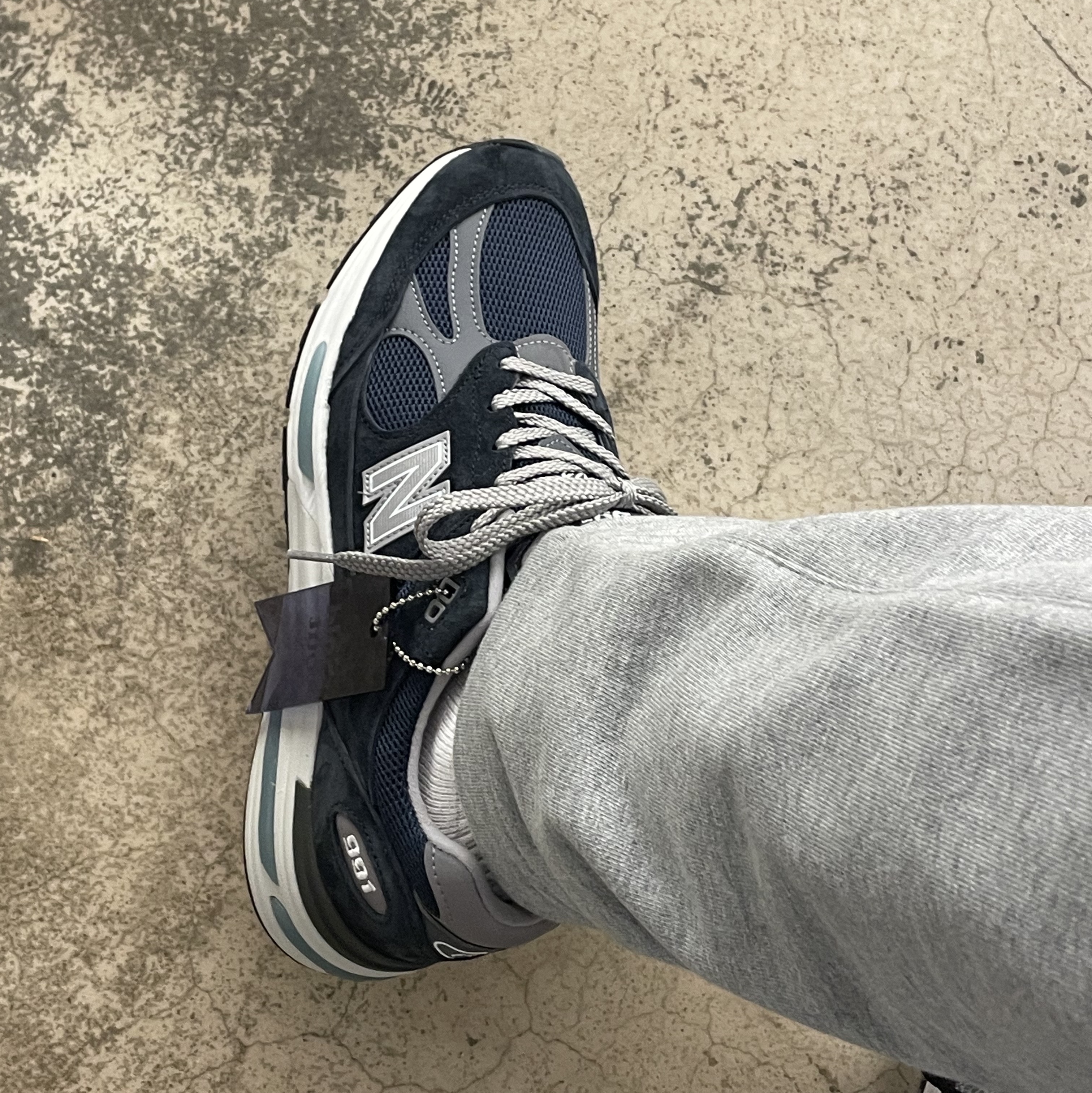 New Balance 991v2 Made in UK Dark Navy Smoked Pearl 착용 스타일 - 2