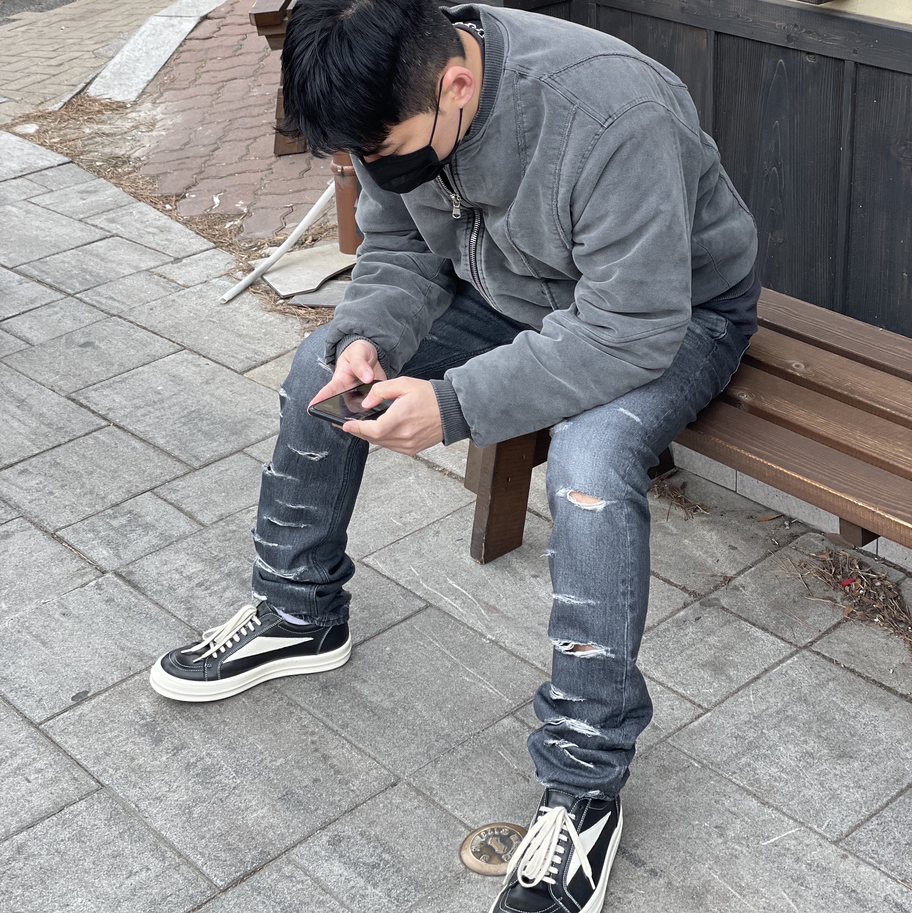 릭 오웬스 빈티지 스니커즈 블랙, 언더마이카 엑디시스 디스트로이드 왁스 코팅 진 위드 코닉 섹션 옵시디언 - 22FW 착용 스타일 - 1