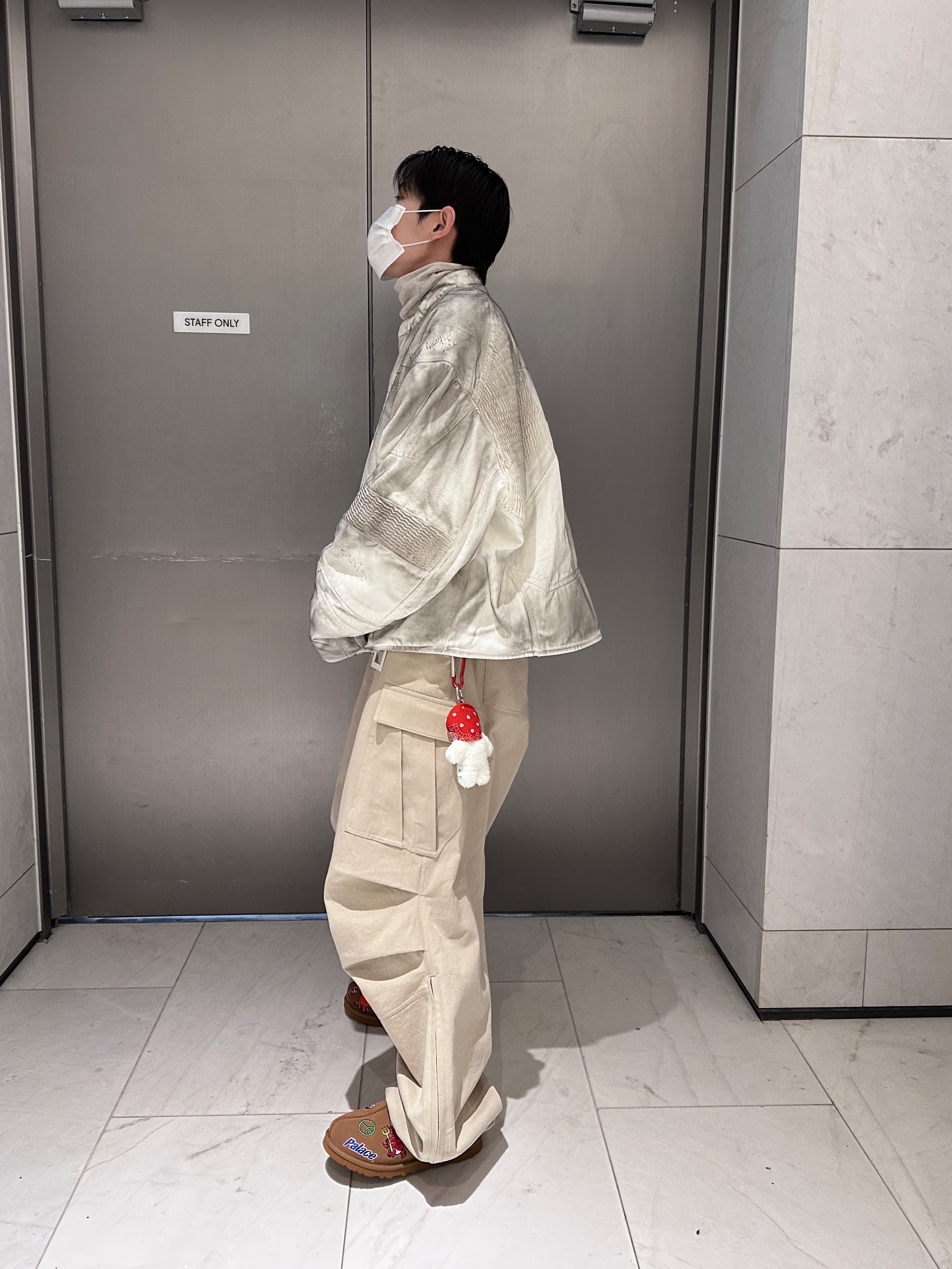 Nonnod Side Zip Cargo Pants Beige, UGG x Palace Tasman Slipper Chestnut 착용 스타일 - 2