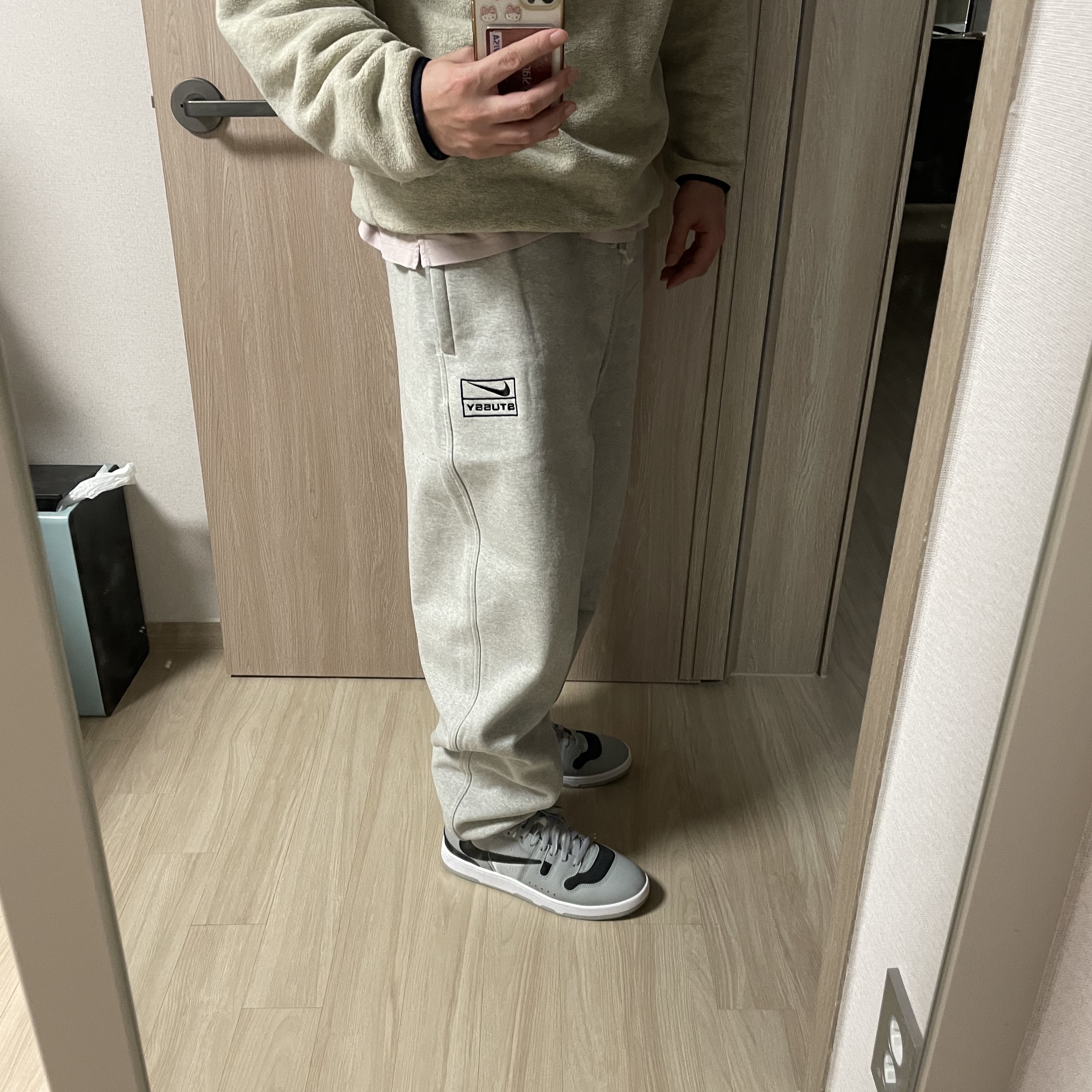 Nike x Stussy Fleece Pants Grey Heather (FN5231-050) 착용 스타일 - 1