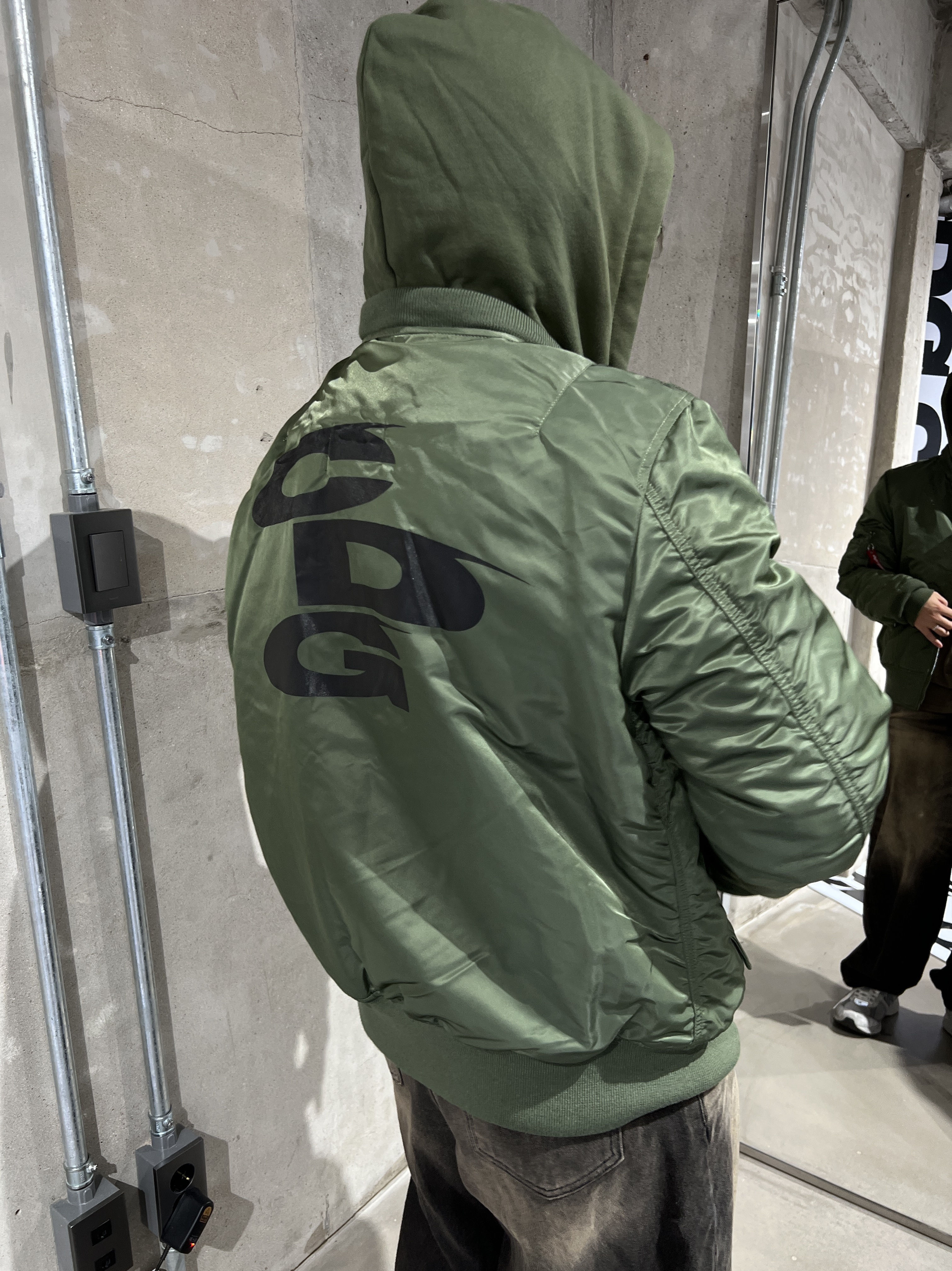 CDG x Alpha Industries Bias MA-1 Jacket Olive, Adidas Adimatic Olive Strata Wonder Beige 착용 스타일 - 1