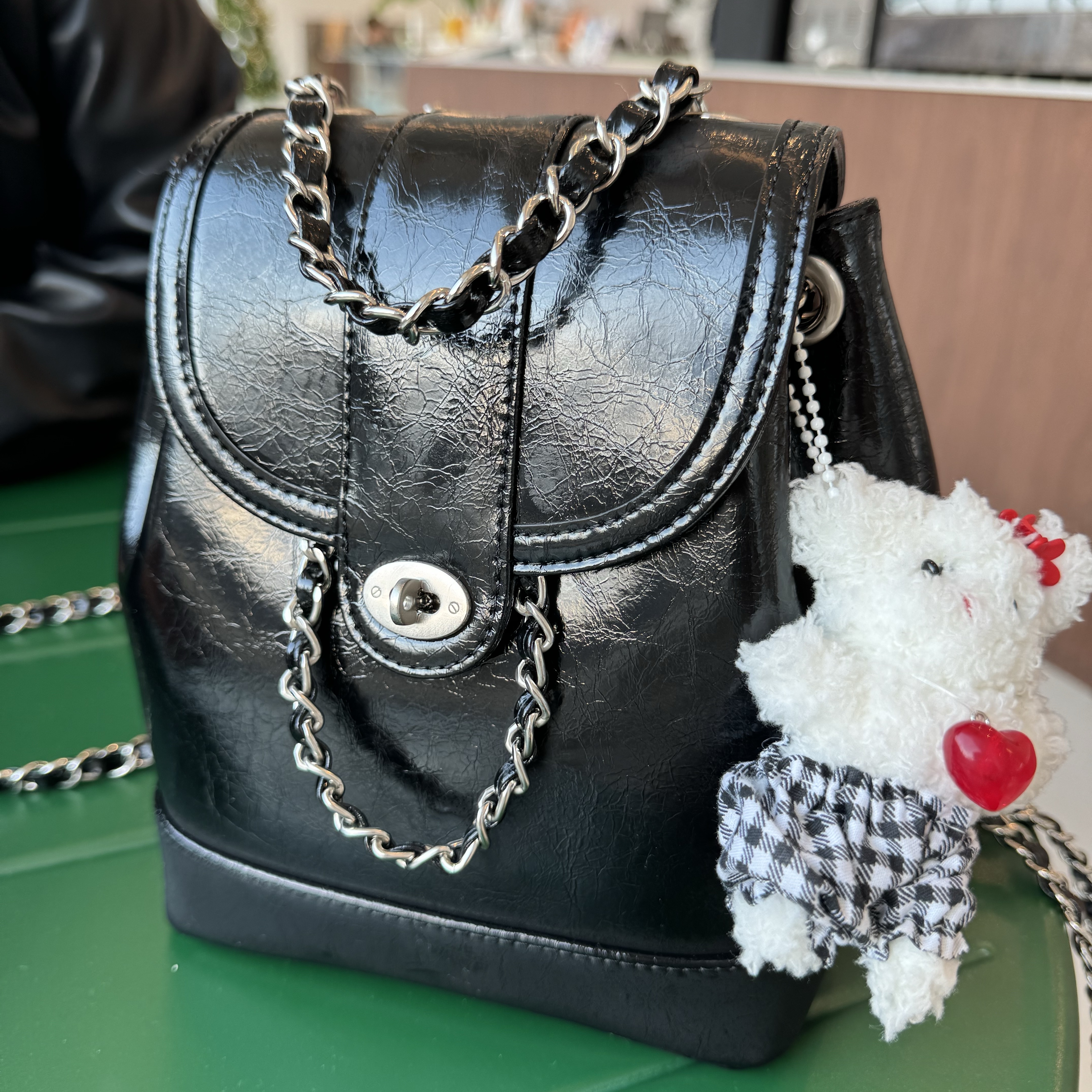 Cardinal Red Hawoo-A Bag Black 착용 스타일 - 1