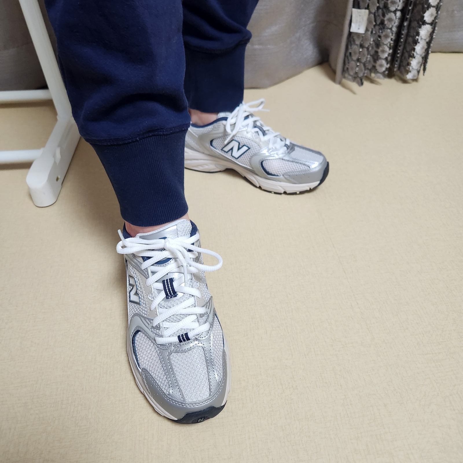 New Balance 530 Steel Grey 착용 스타일 - 2