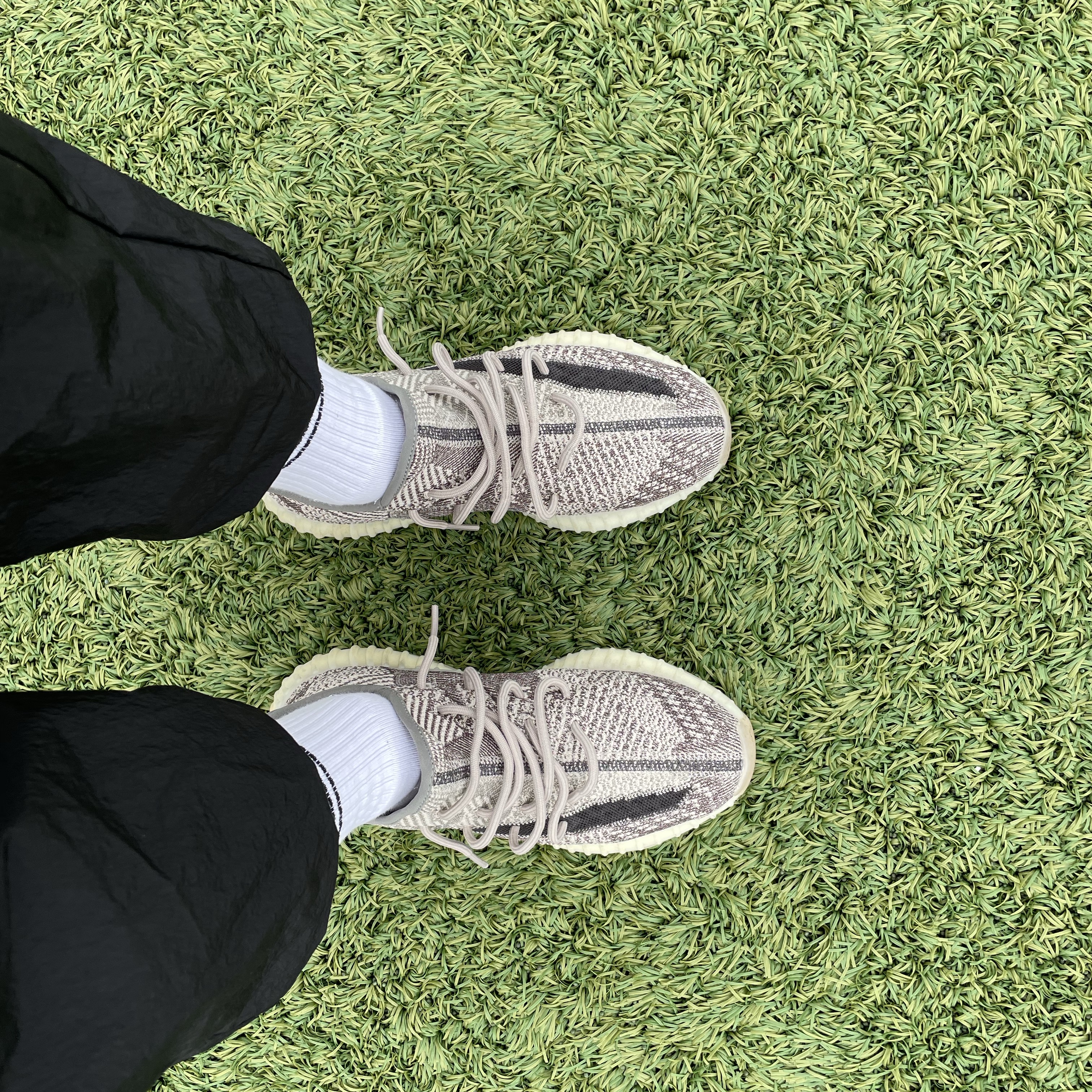Adidas Yeezy Boost 350 V2 Zyon 착용 스타일 - 1