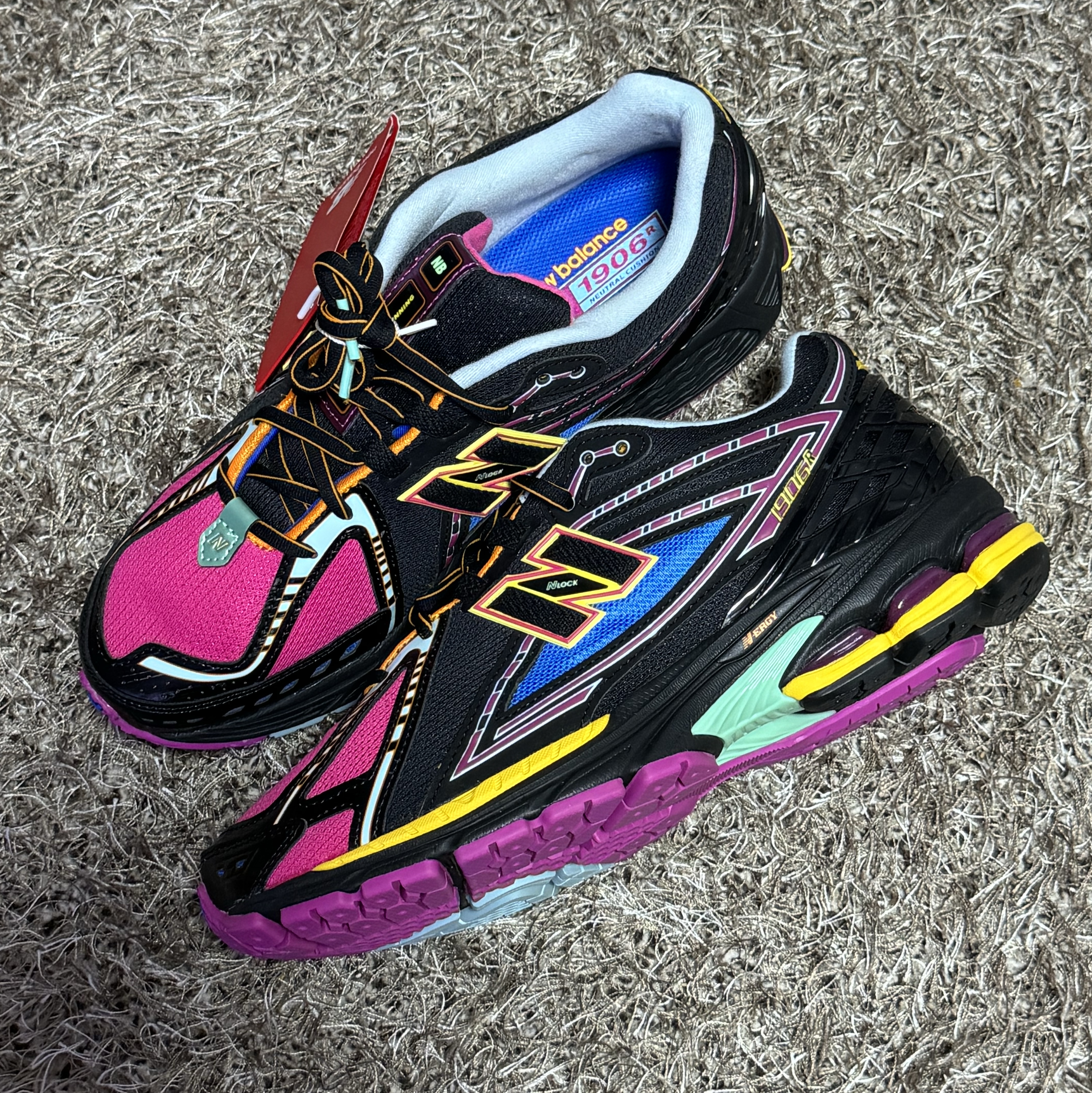 New Balance 1906R Crazy Color 착용 스타일