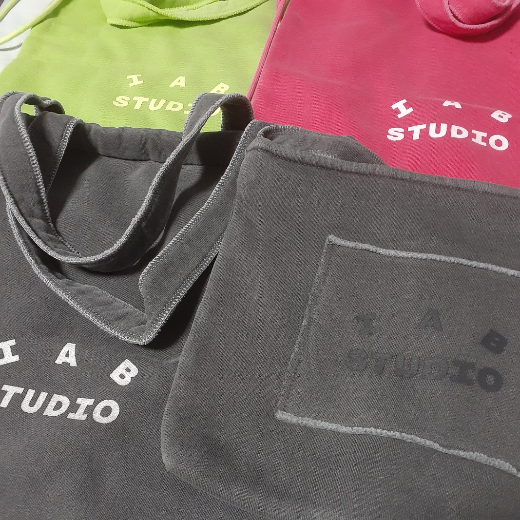 IAB Studio Pigment Sack Apple Green, IAB Studio Pigment Sack Coral 착용 스타일