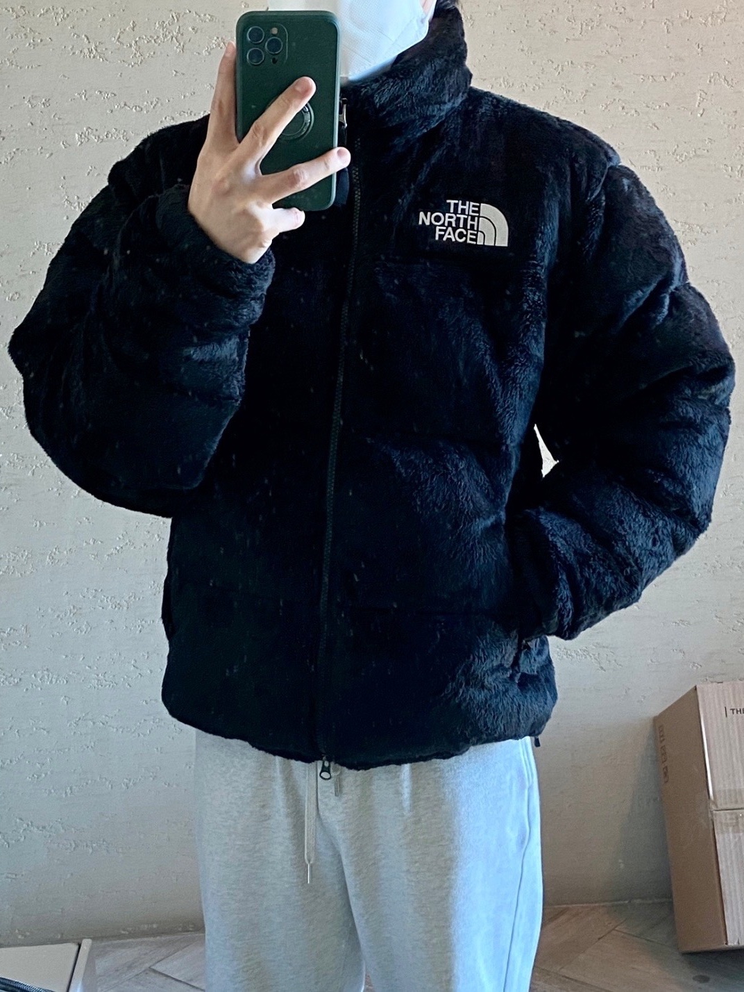 The North Face Versa Velour Nuptse Jacket Black 착용 스타일 - 2