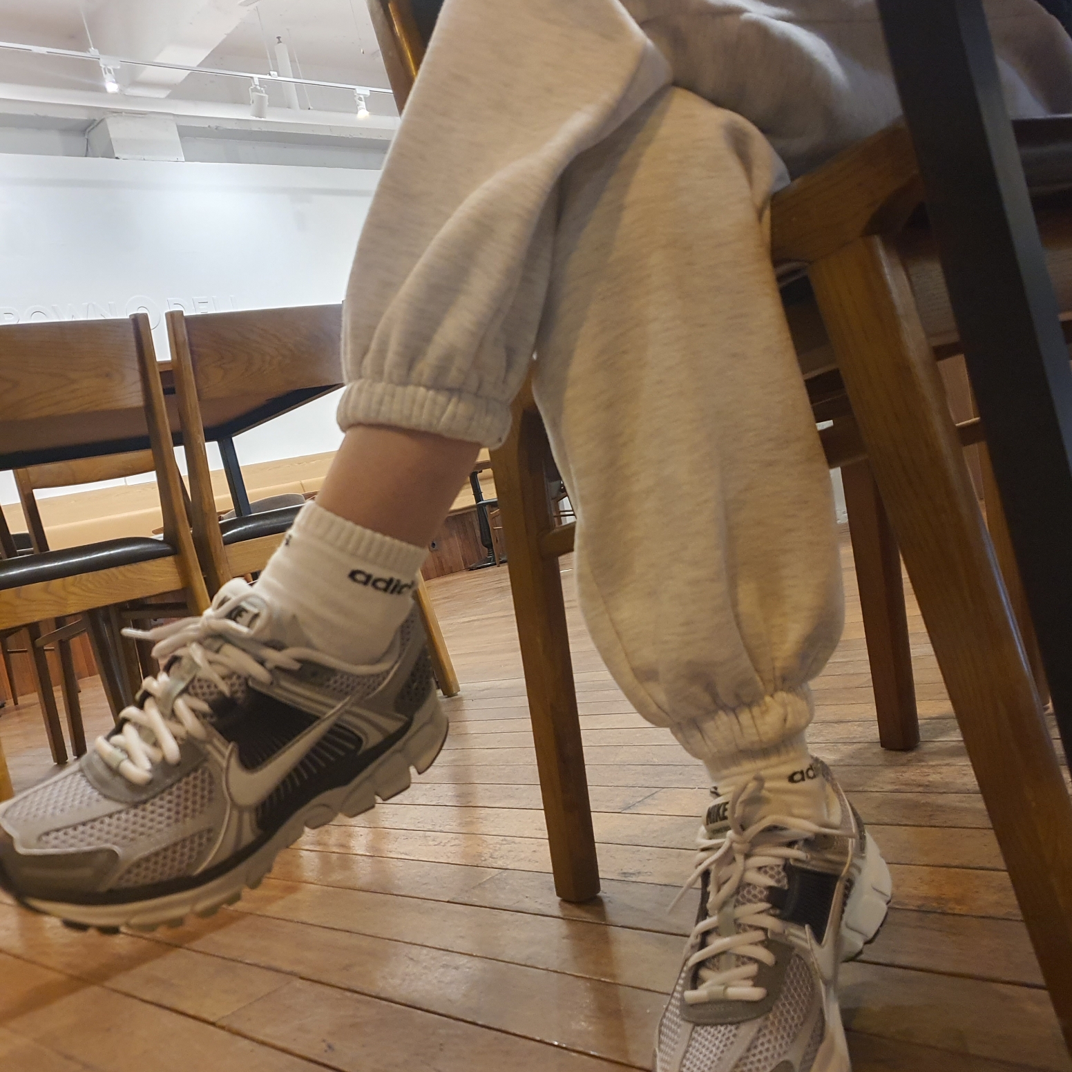 (W) Nike Zoom Vomero 5 Cobblestone and Flat Pewter 착용 스타일