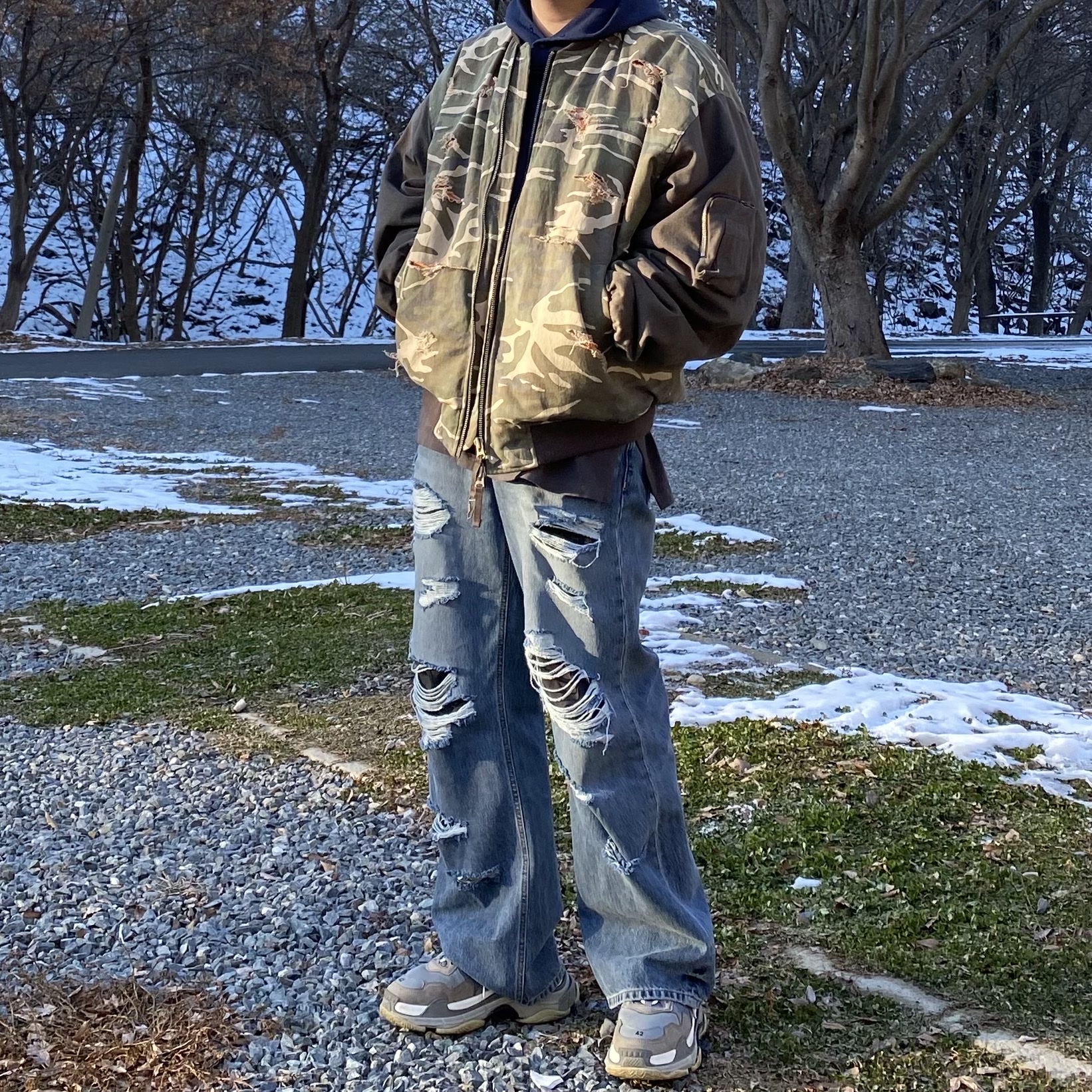 Undermycar Vetek Camouflage Destroyed Bomber Kombu - 23SS, Balenciaga Triple S Trainer Grey 2018 착용 스타일 - 2