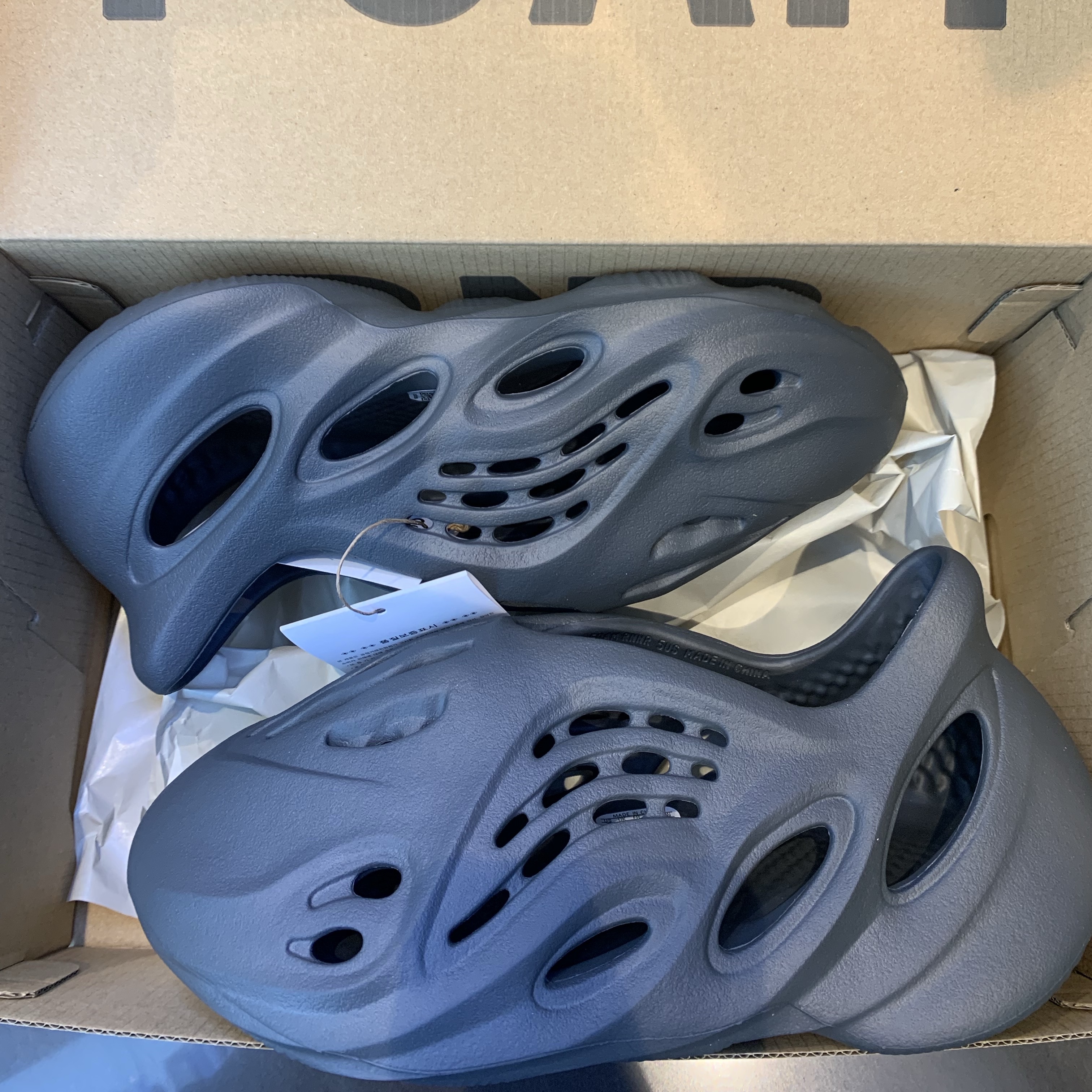 Adidas Yeezy Foam RNNR Carbon 착용 스타일