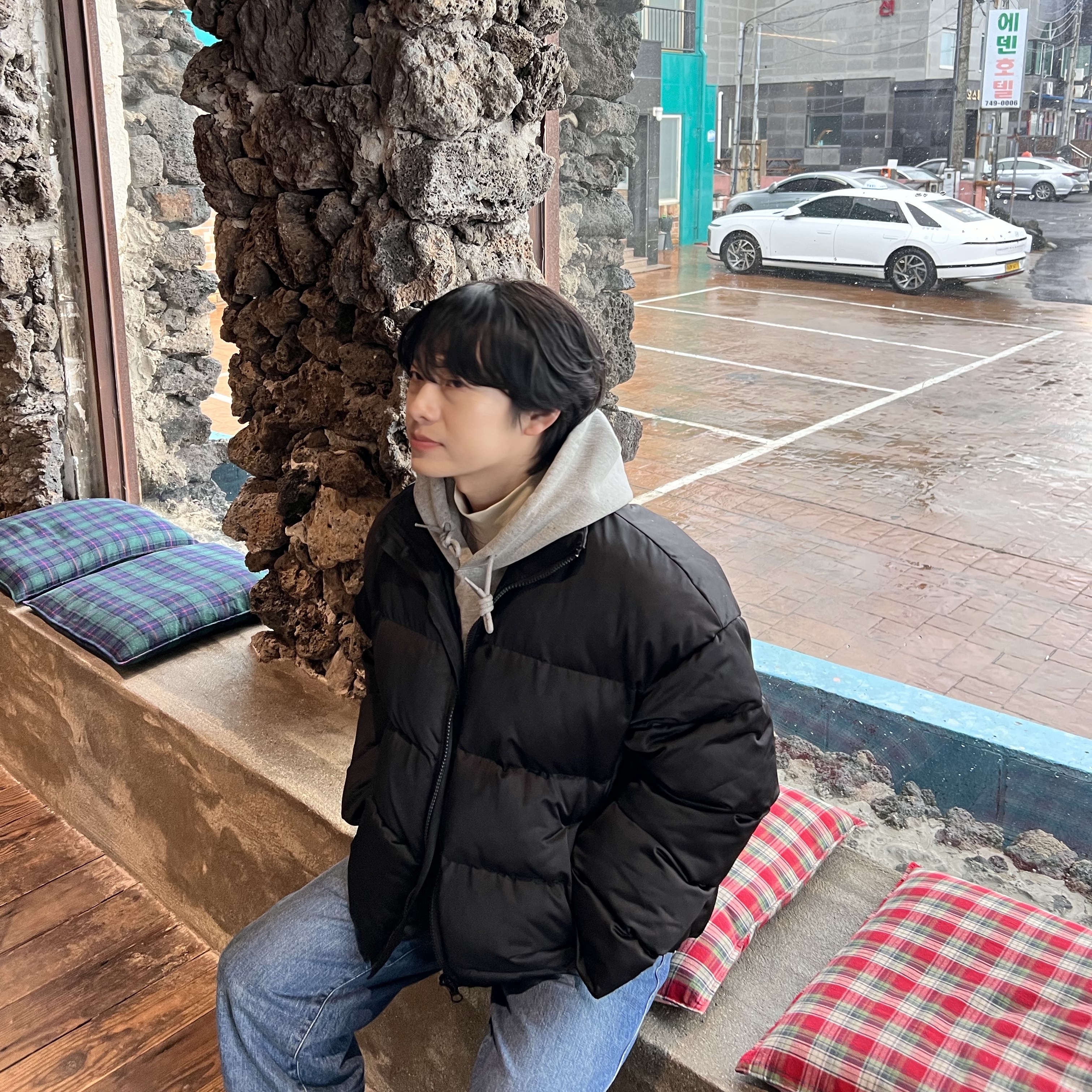 COS Oversized Mohair Blend Muffler Blue Brown Checked, Pottery One Washed Wide Denim Cotton High Density Twill Denim Cloth Washer Finish Mid Blue 착용 스타일 - 4