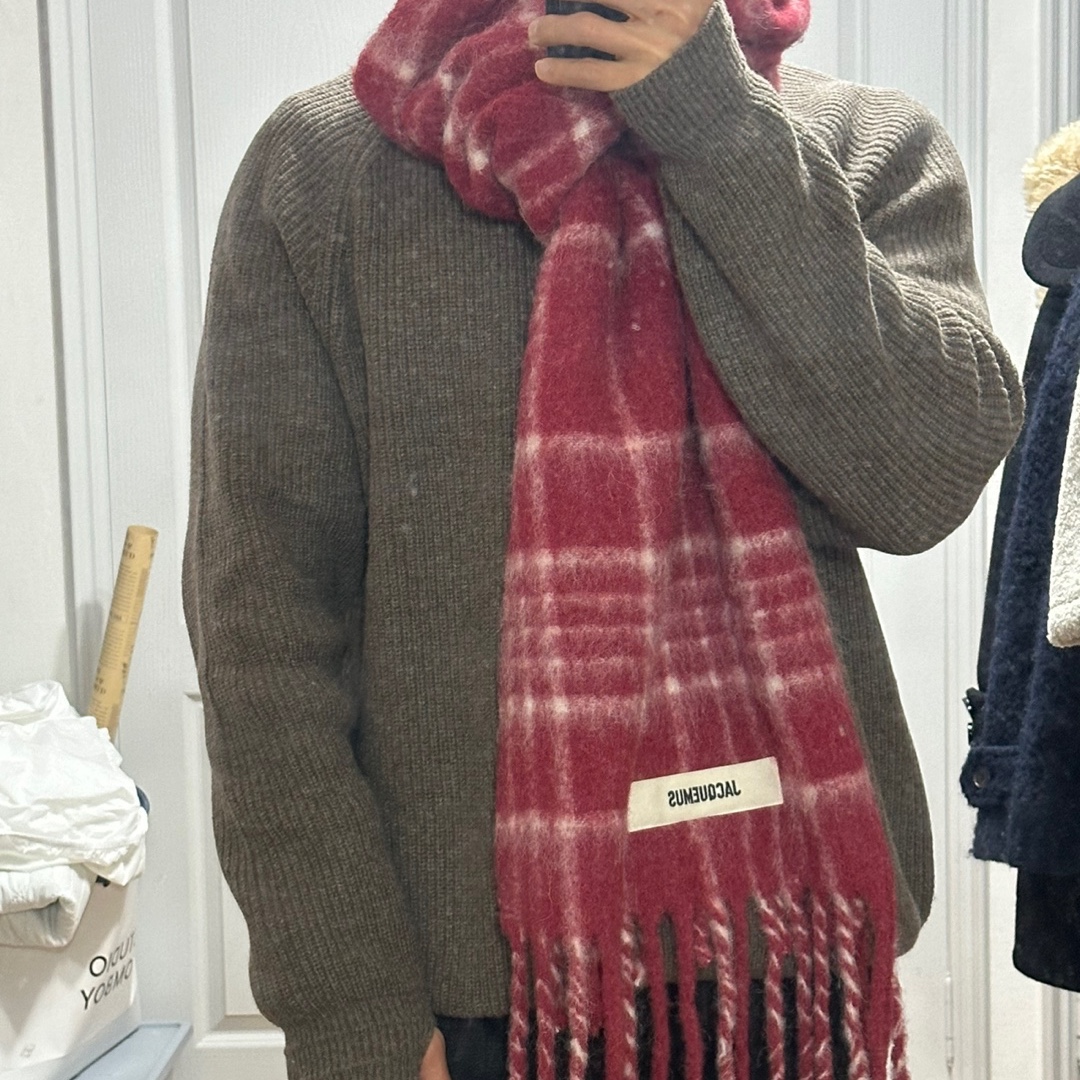 Jacquemus L’echarpe Carro Le Chouchou Jacquard Check Muffler Dark Red 착용 스타일