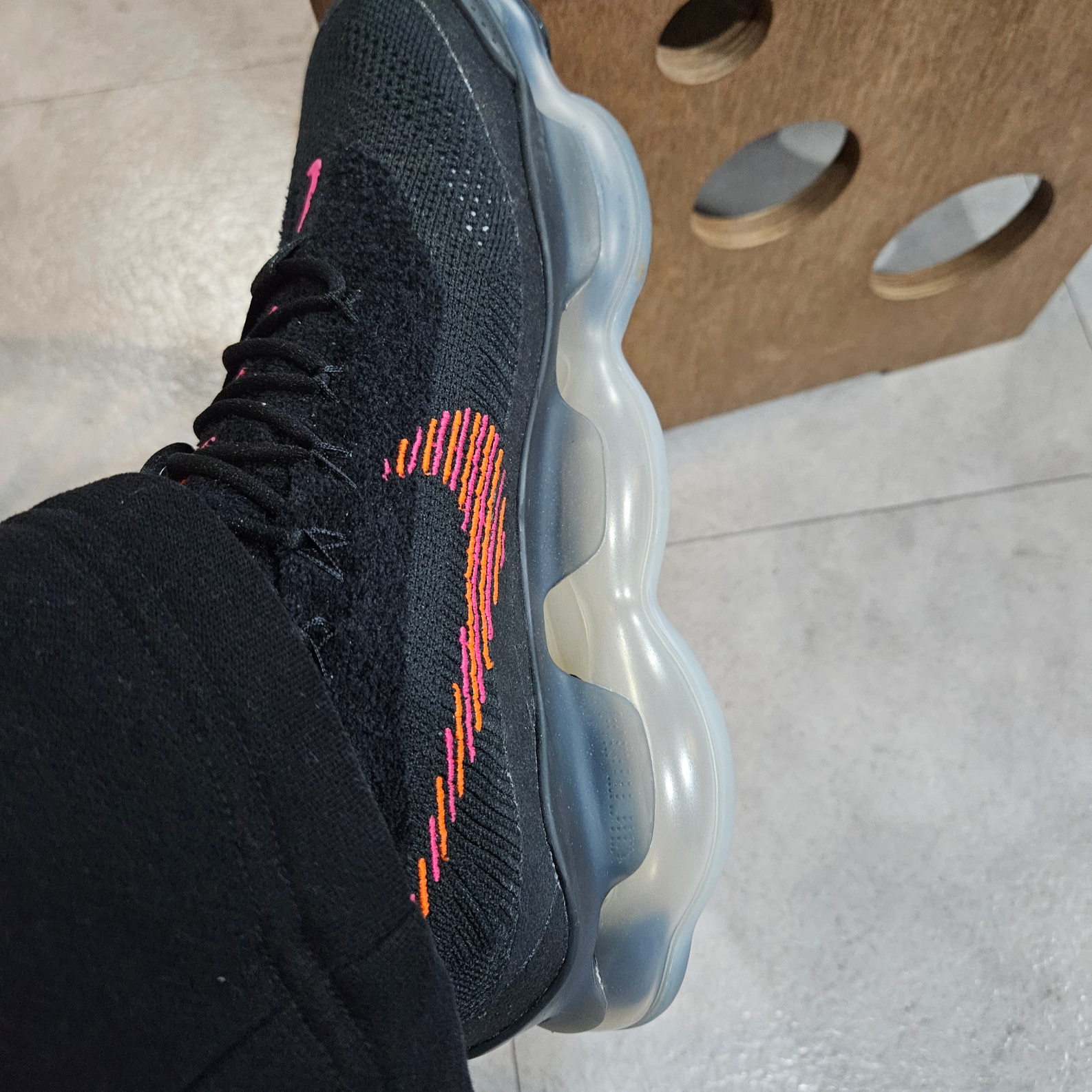 Nike Air Max Scorpion Black and Fireberry 착용 스타일 - 1