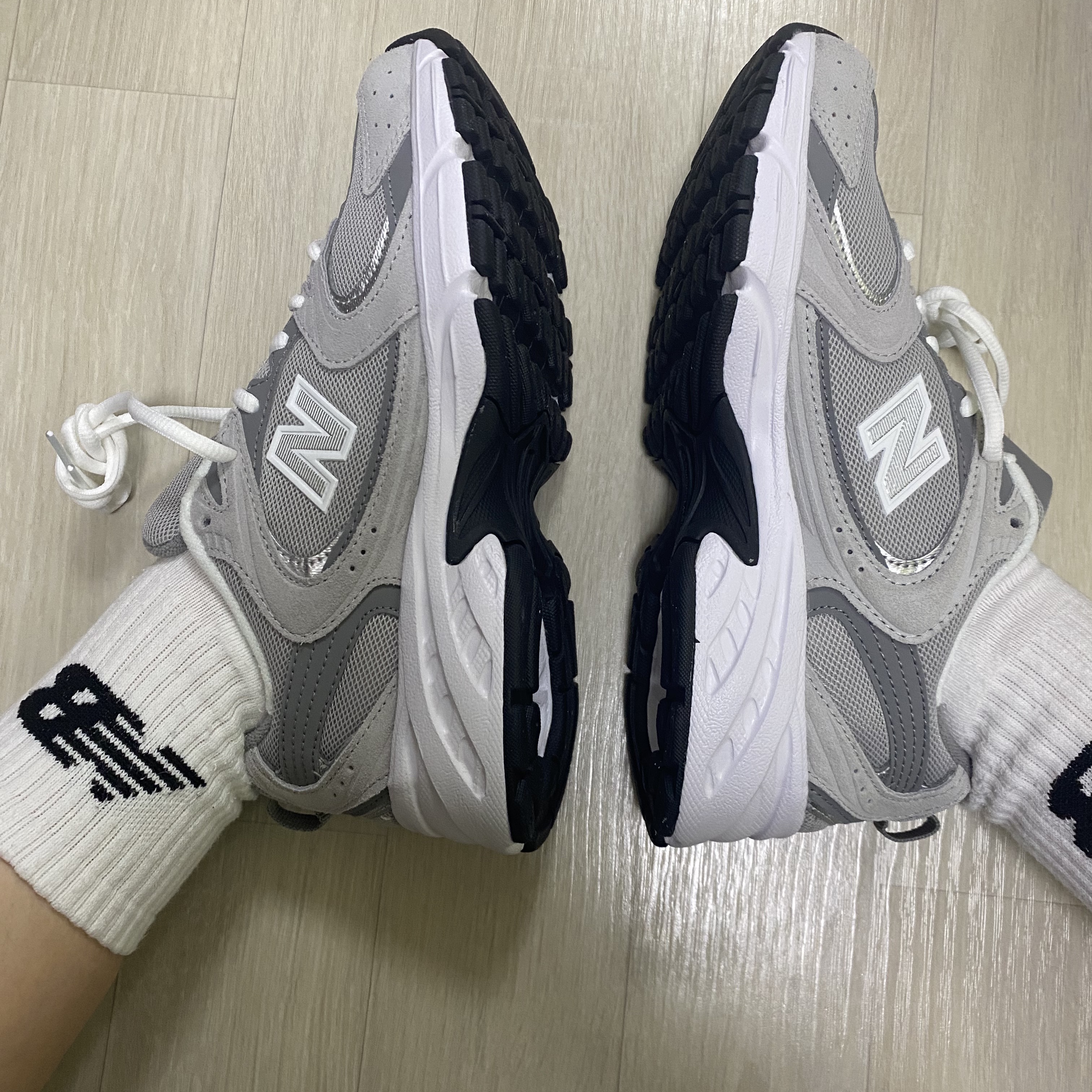 New Balance 530 Grey 착용 스타일 - 3