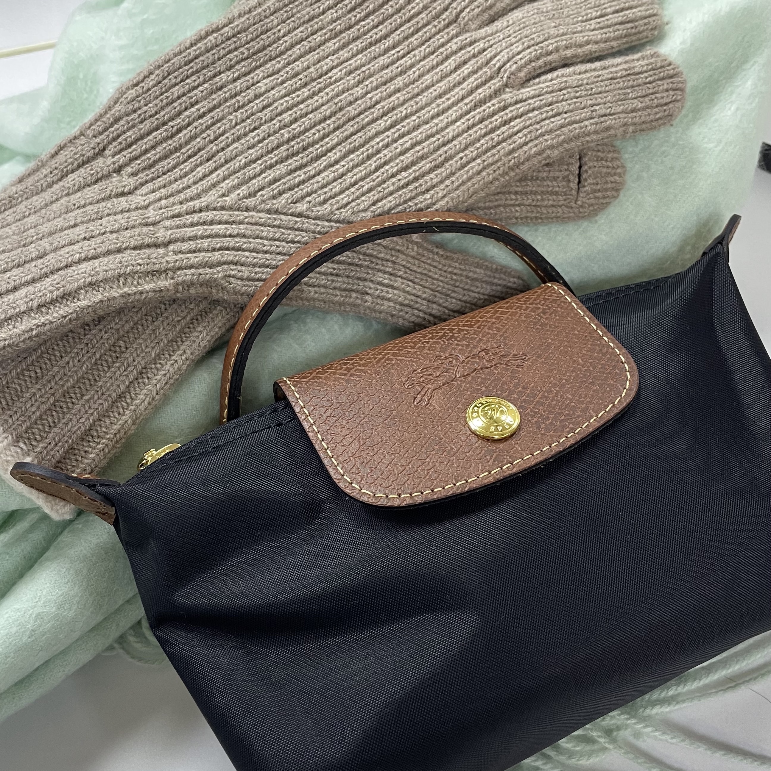 Longchamp Le Pliage Original Handle Pouch Black 착용 스타일 - 2
