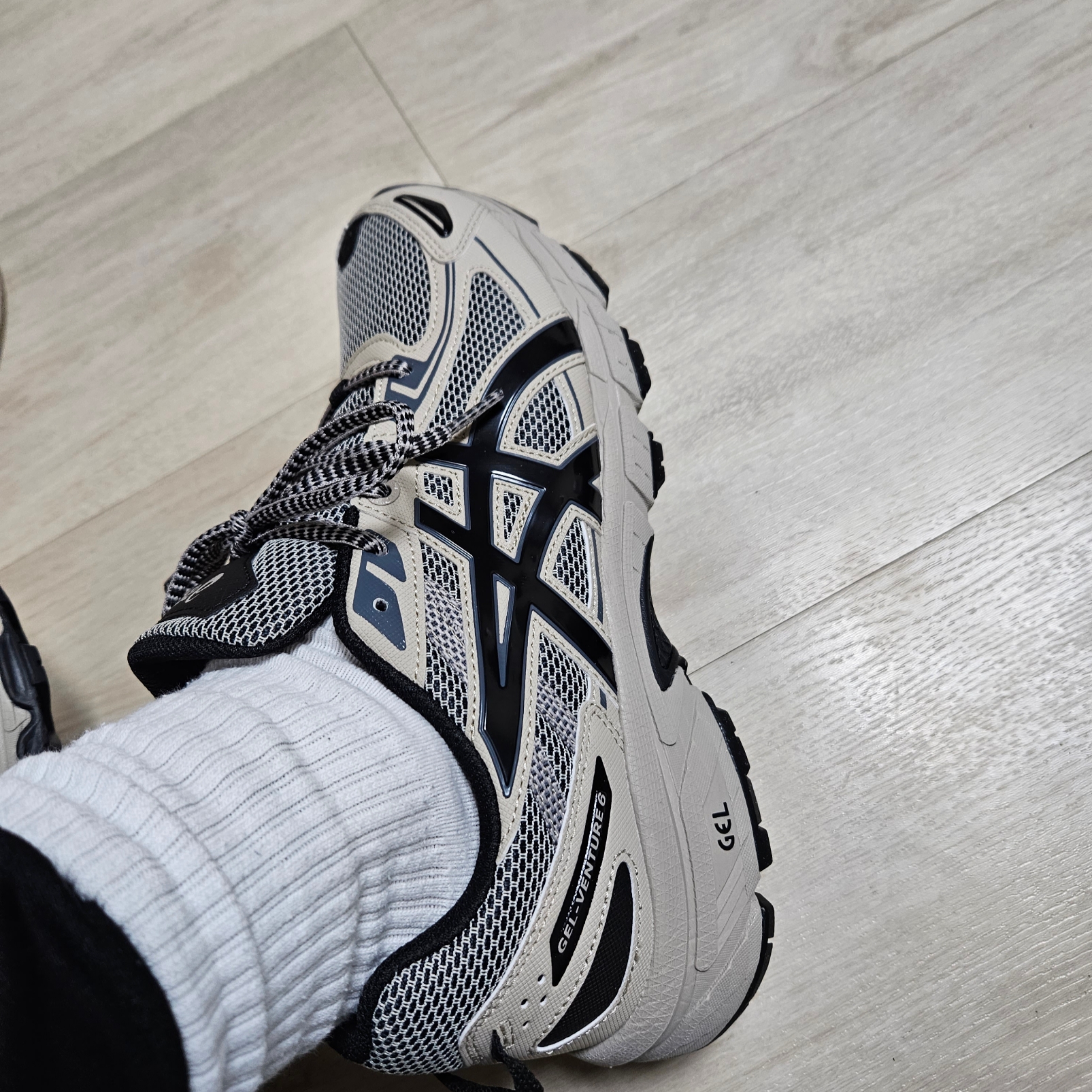 Asics Gel-Venture 6 Feather Grey Black 착용 스타일