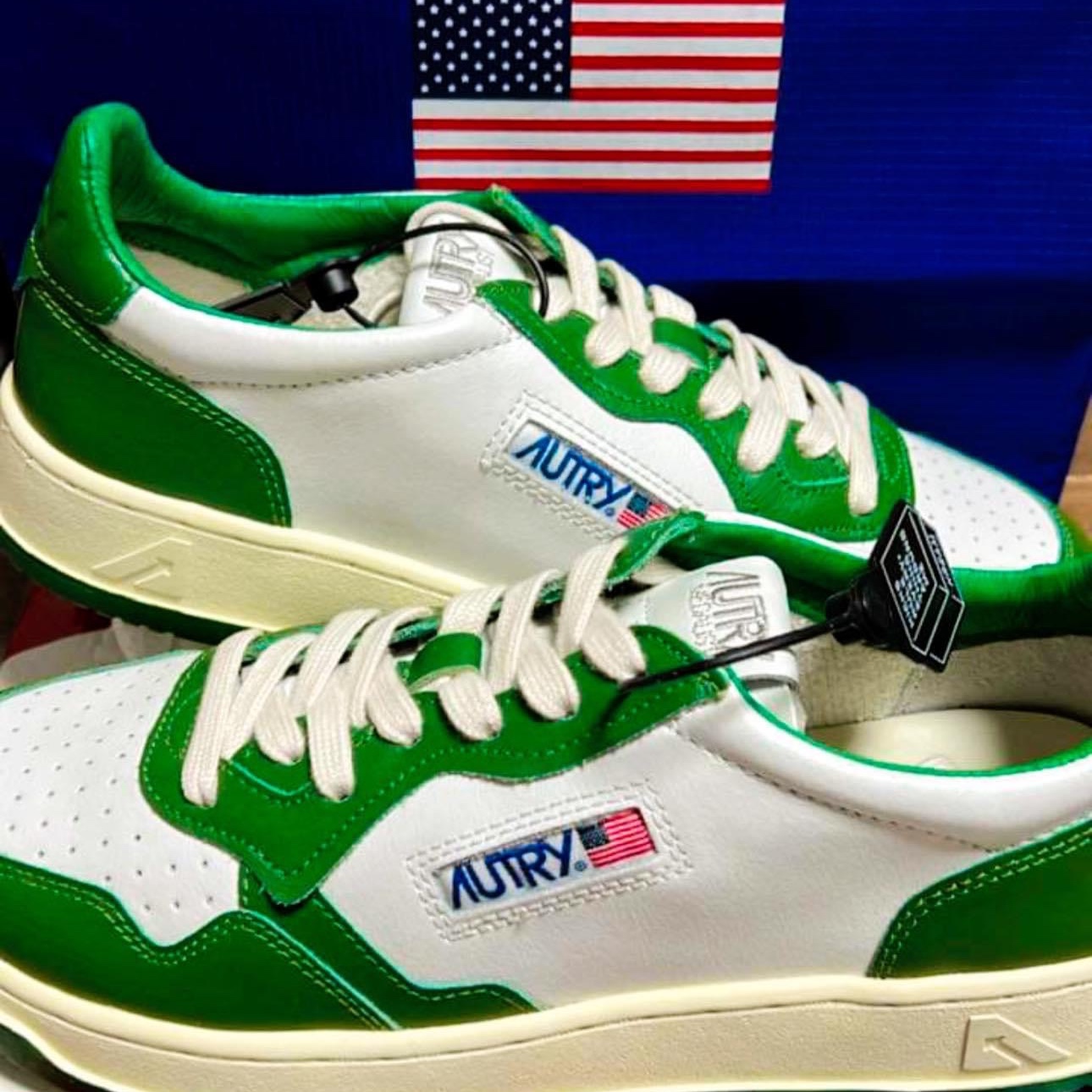 Autry Medalist Low Leather Sneakers Green White 착용 스타일