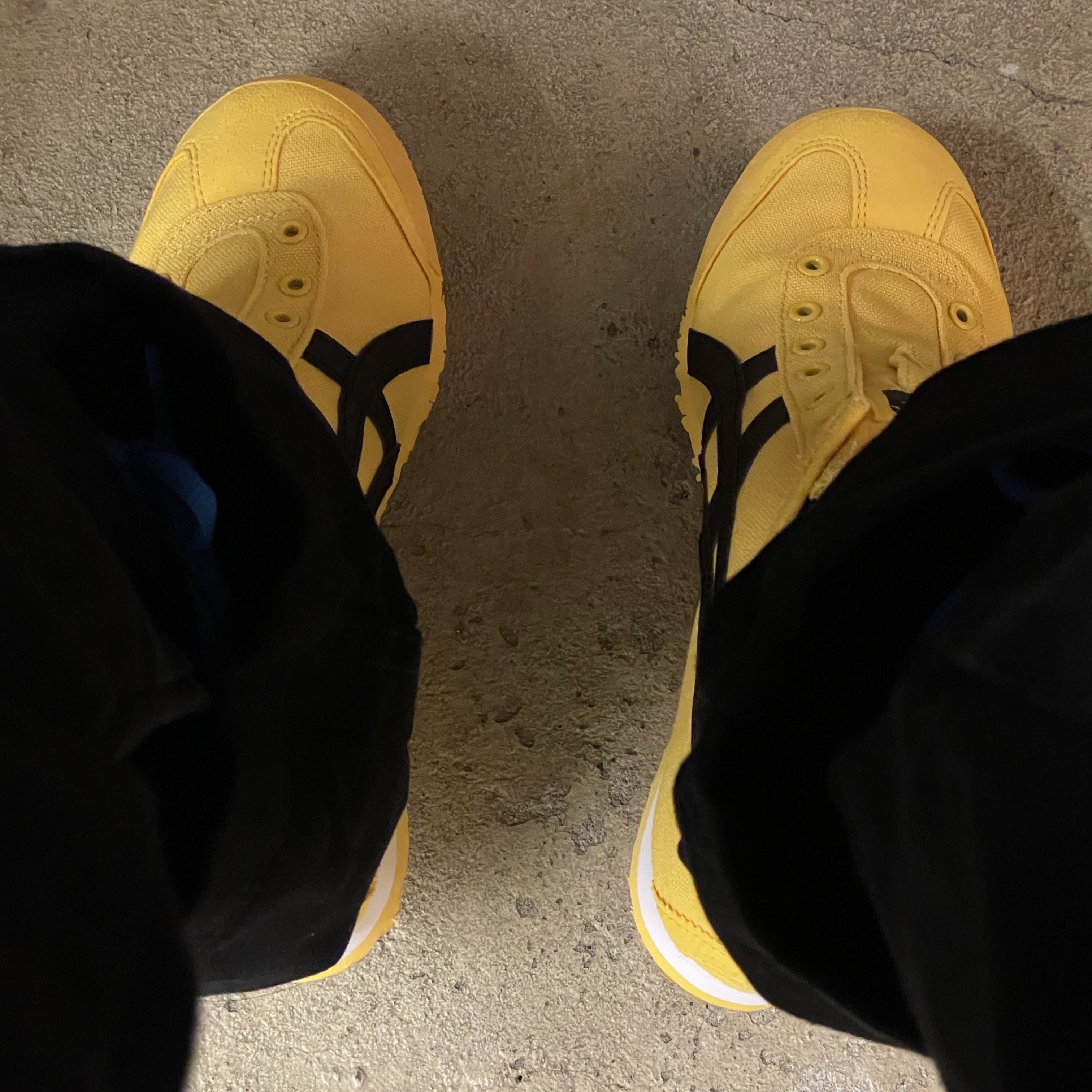 Onitsuka Tiger Mexico 66 Slip-On Yellow Black 착용 스타일 - 2