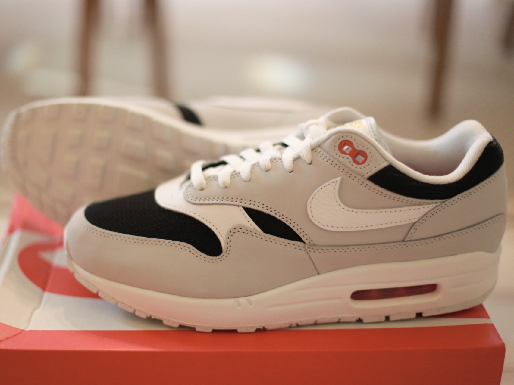 Nike Air Max 1 Pure Platinum, Nike Air Max 1 '86 Original Golf White University Red 착용 스타일 - 4