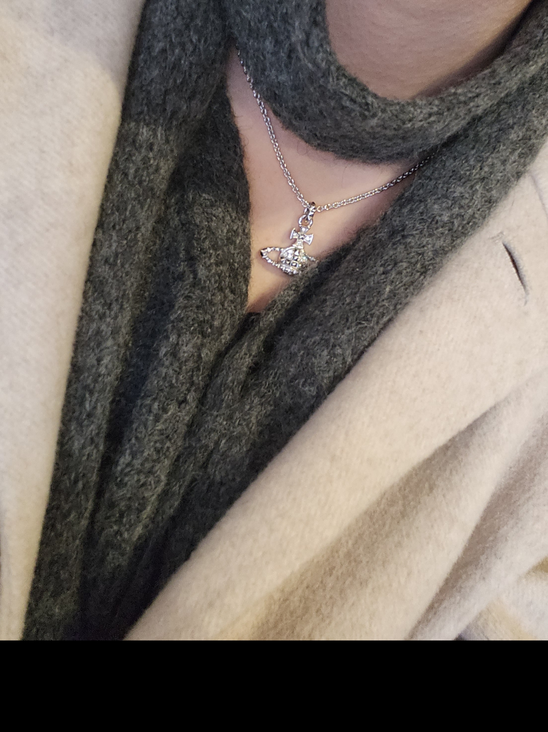 Vivienne Westwood Mayfair Bas Relief Pendant Silver 착용 스타일 - 1