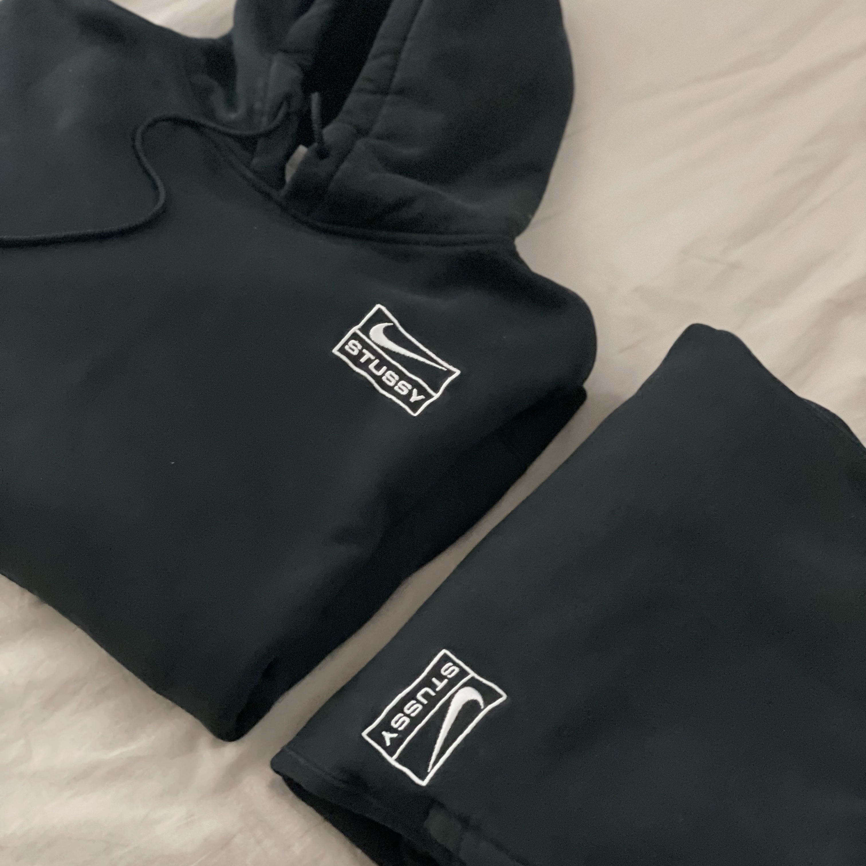 Nike x Stussy NRG RA Washed Pullover Hoodie Black (DN4028-010), Nike x Stussy Washed Fleece Pants Black (FN5235-010) 착용 스타일