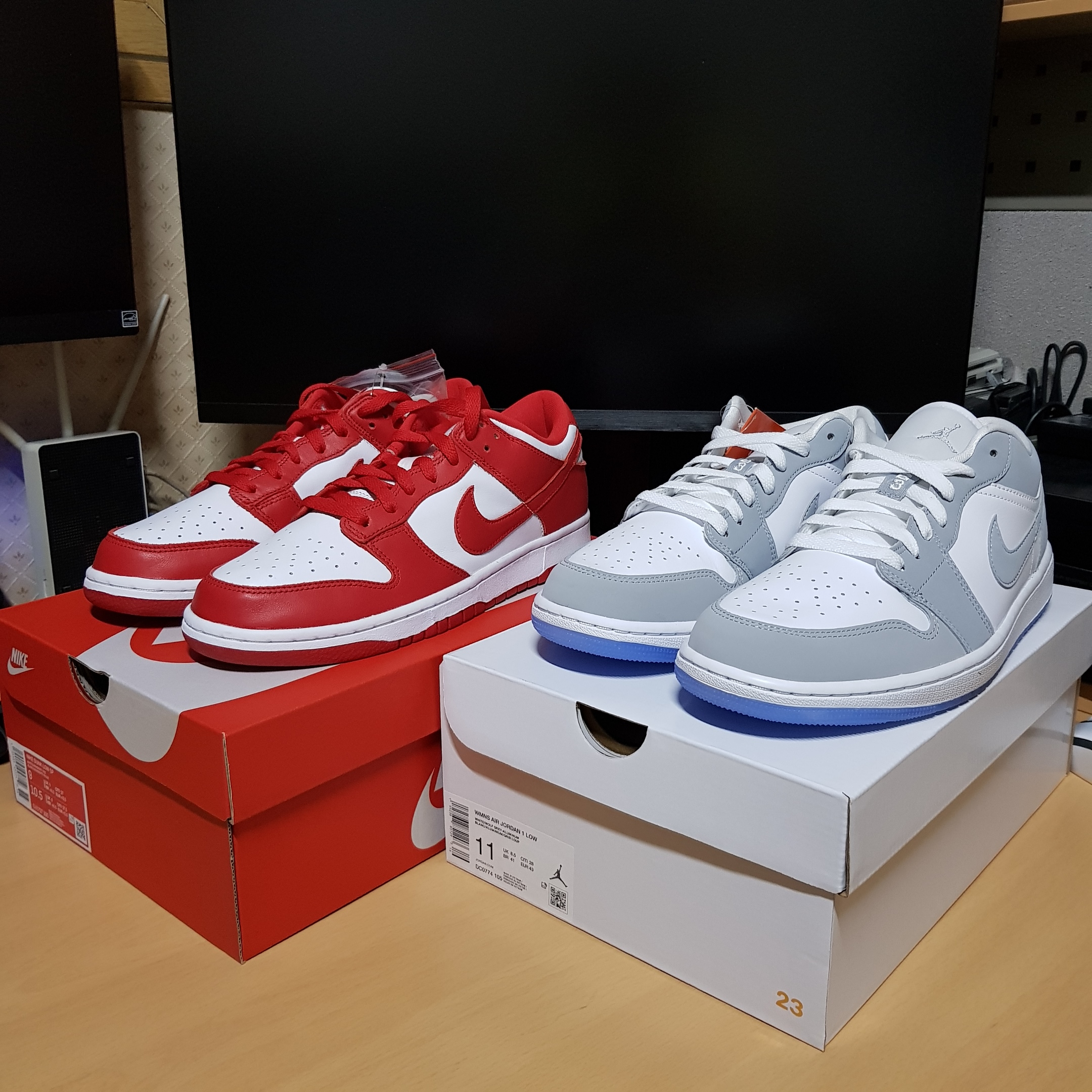 Nike Dunk Low SP White and University Red 2023, (W) Jordan 1 Low White Wolf Grey 착용 스타일