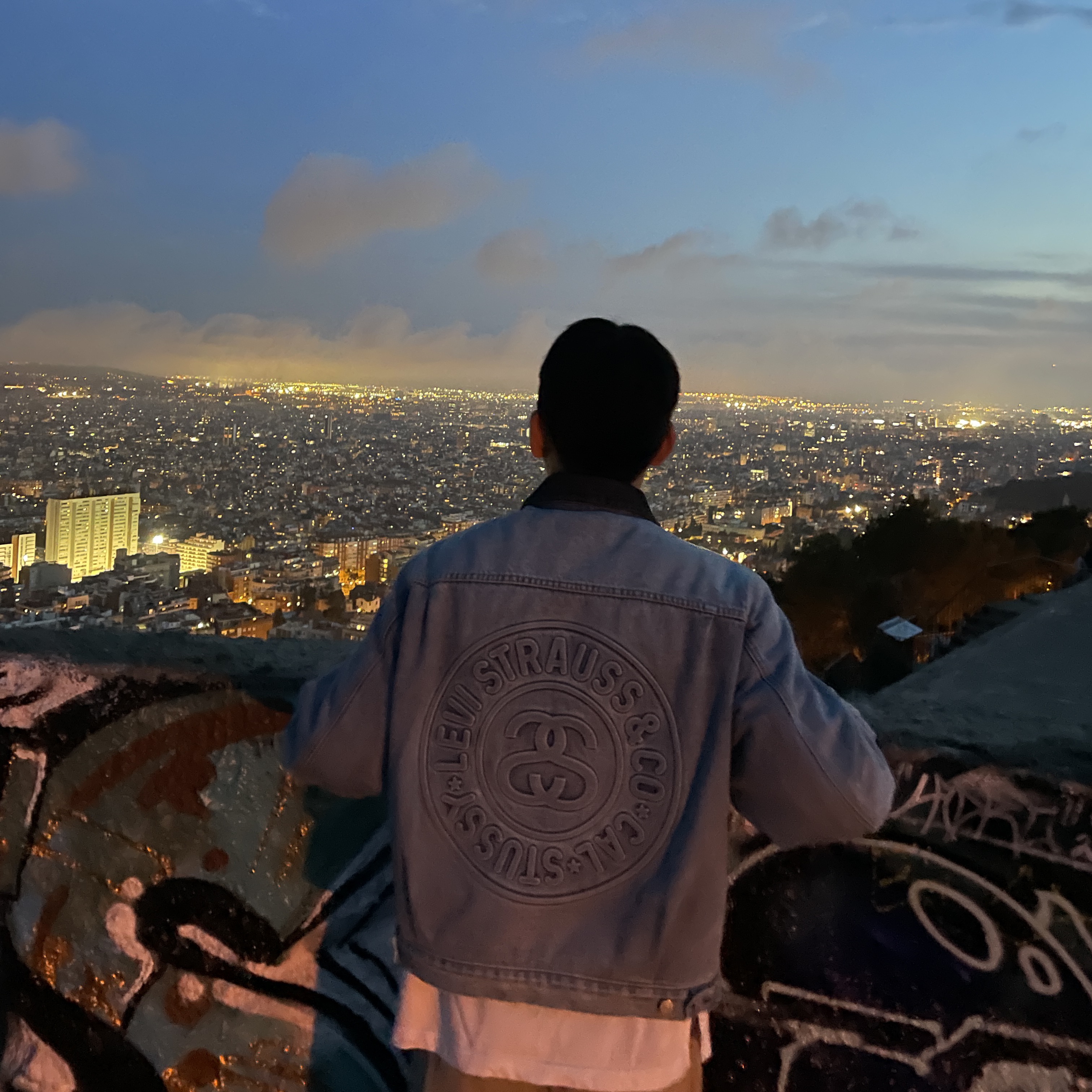 Stussy x Levi's Embossed Trucker Jacket Indigo 착용 스타일