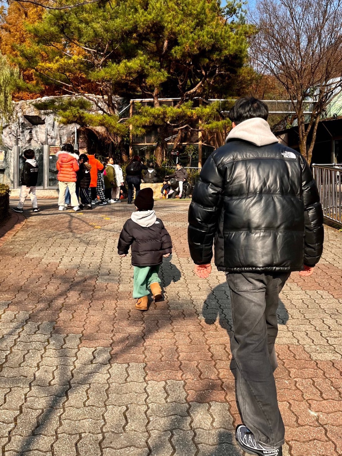 (Kids) The North Face 1996 Eco Nuptse Down Jacket Black, The North Face White Label Leather Nuptse Down Jacket Black 착용 스타일 - 1