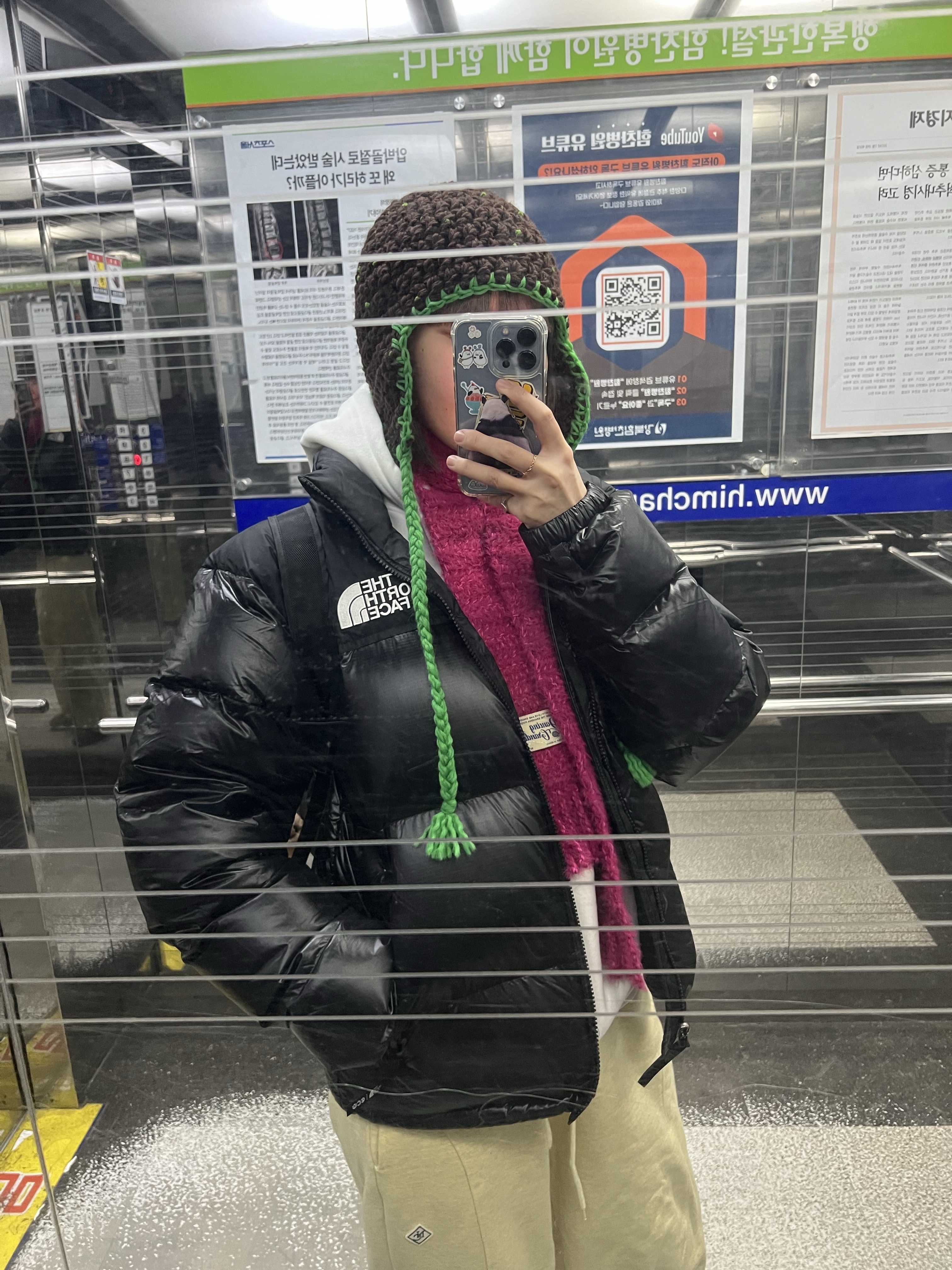 The North Face 1996 Eco Nuptse Jacket Real Black, (W) UGG Classic Mini II Boots Chestnut 착용 스타일 - 2