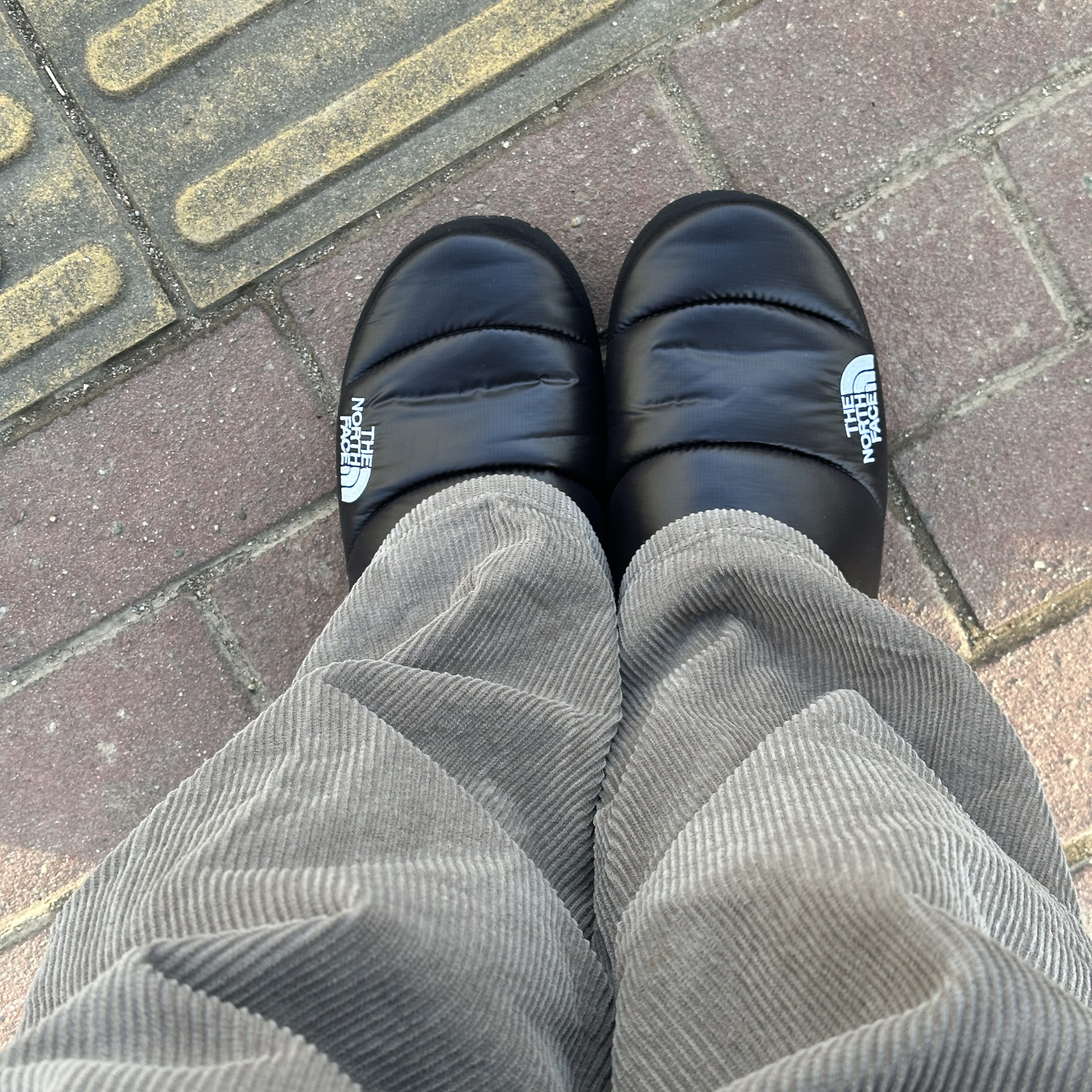 The North Face Nuptse Mule Black 착용 스타일