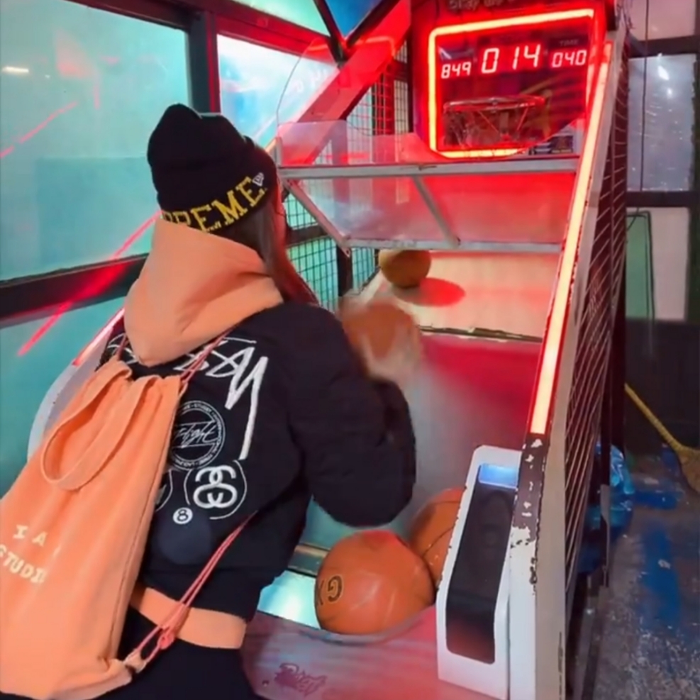 IAB Studio Pigment Hoodie & Sack Salmon, Supreme New Era Varsity Beanie Black - 23FW 착용 스타일