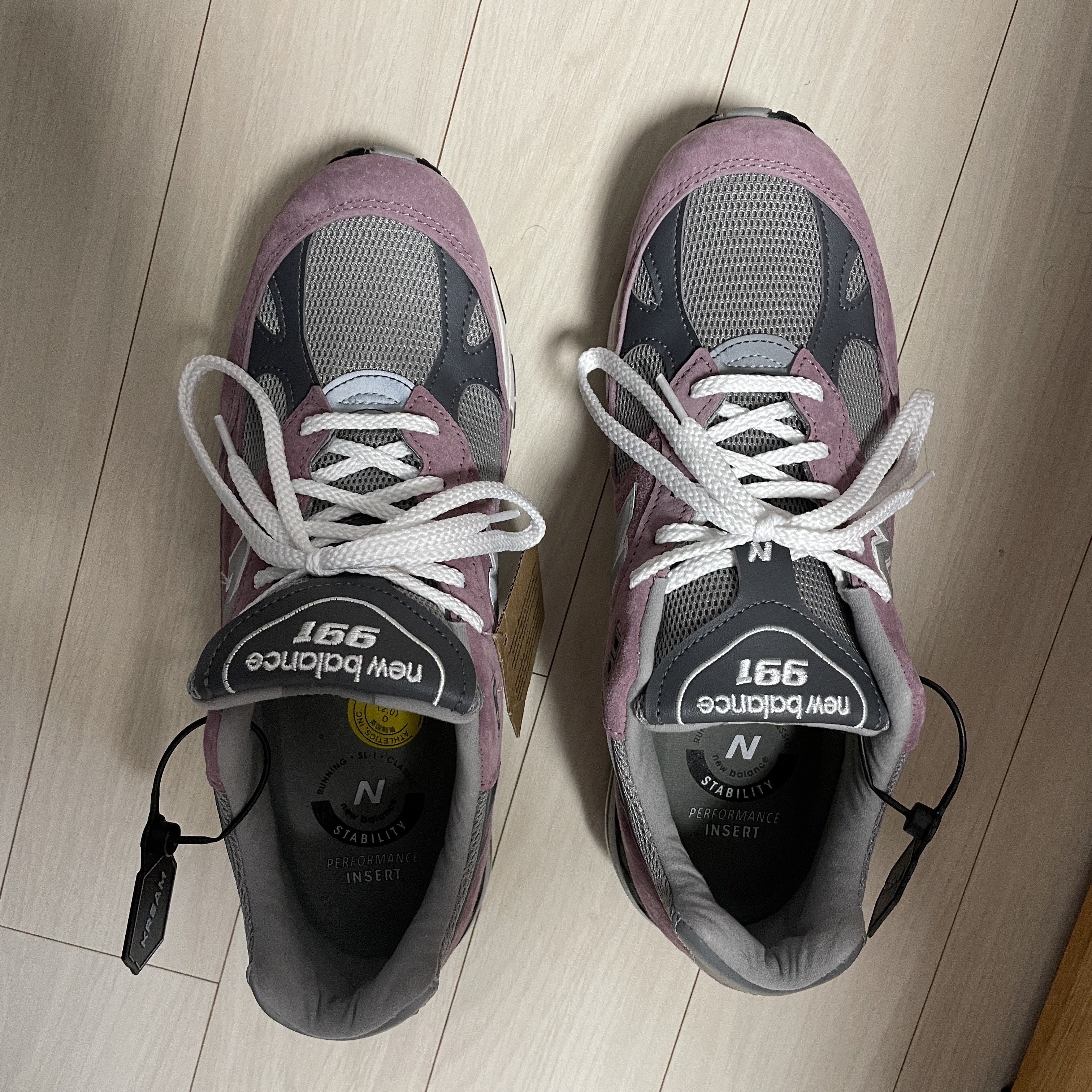 New Balance 991 Made in UK Pink Grey 착용 스타일 - 2