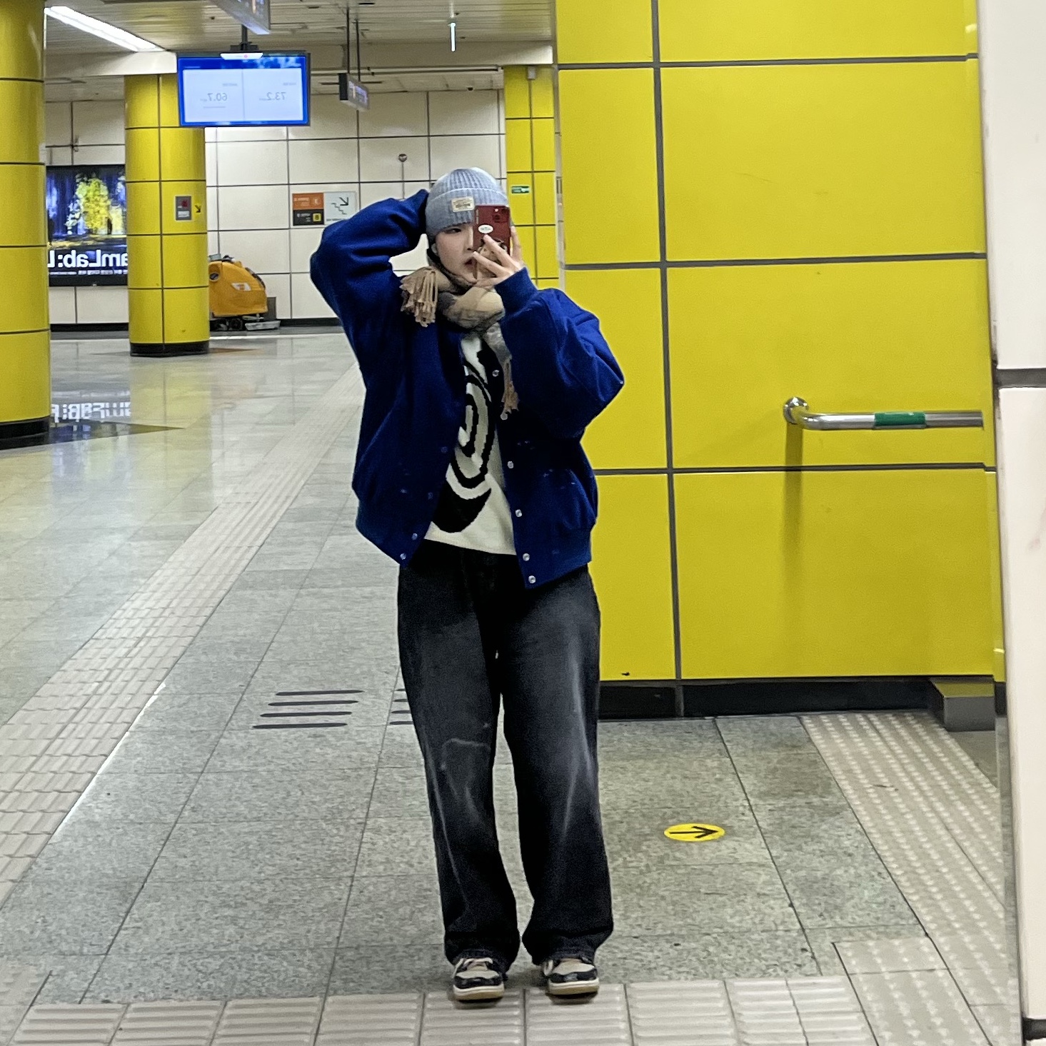 Stussy Sport Melton Varsity Jacket Royal, Nike x Stussy NRG LS Knit Sweater Fossil (DR2894-238) 착용 스타일 - 2