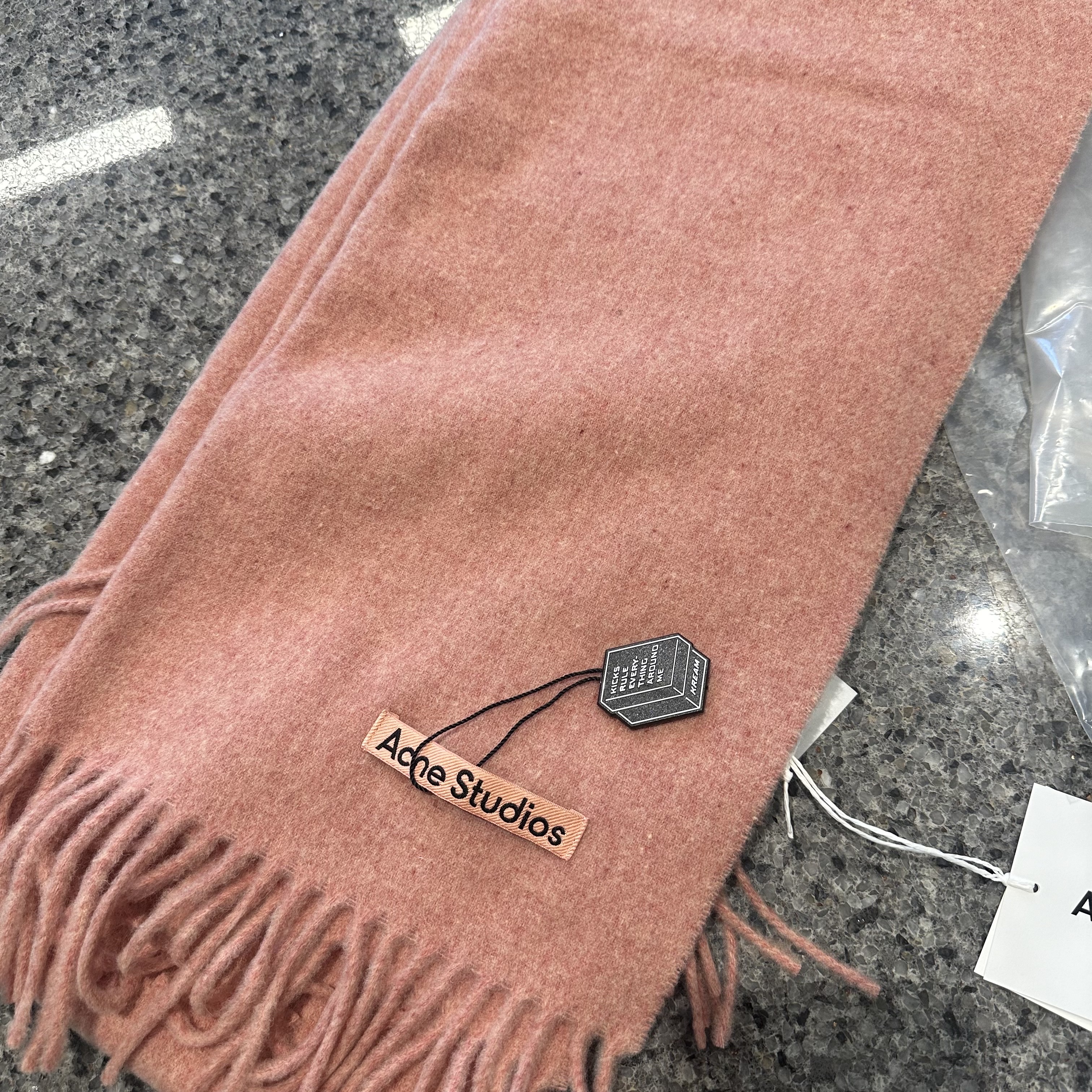 Acne Studios Narrow Wool Fringe Muffler Rose Melange 착용 스타일 - 1