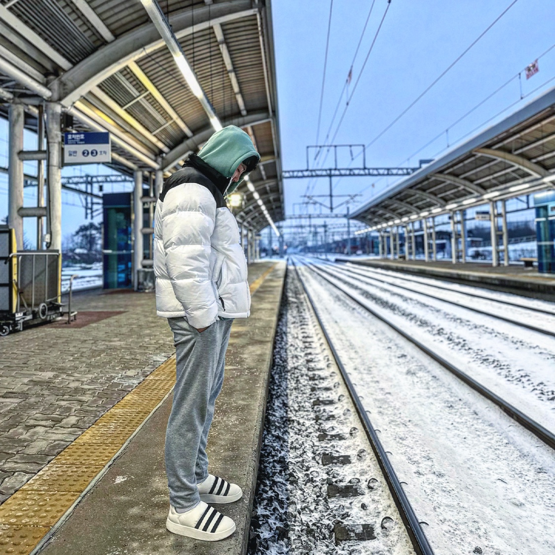 Adidas Puffylette Off White, The North Face 1996 Eco Nuptse Jacket White 착용 스타일