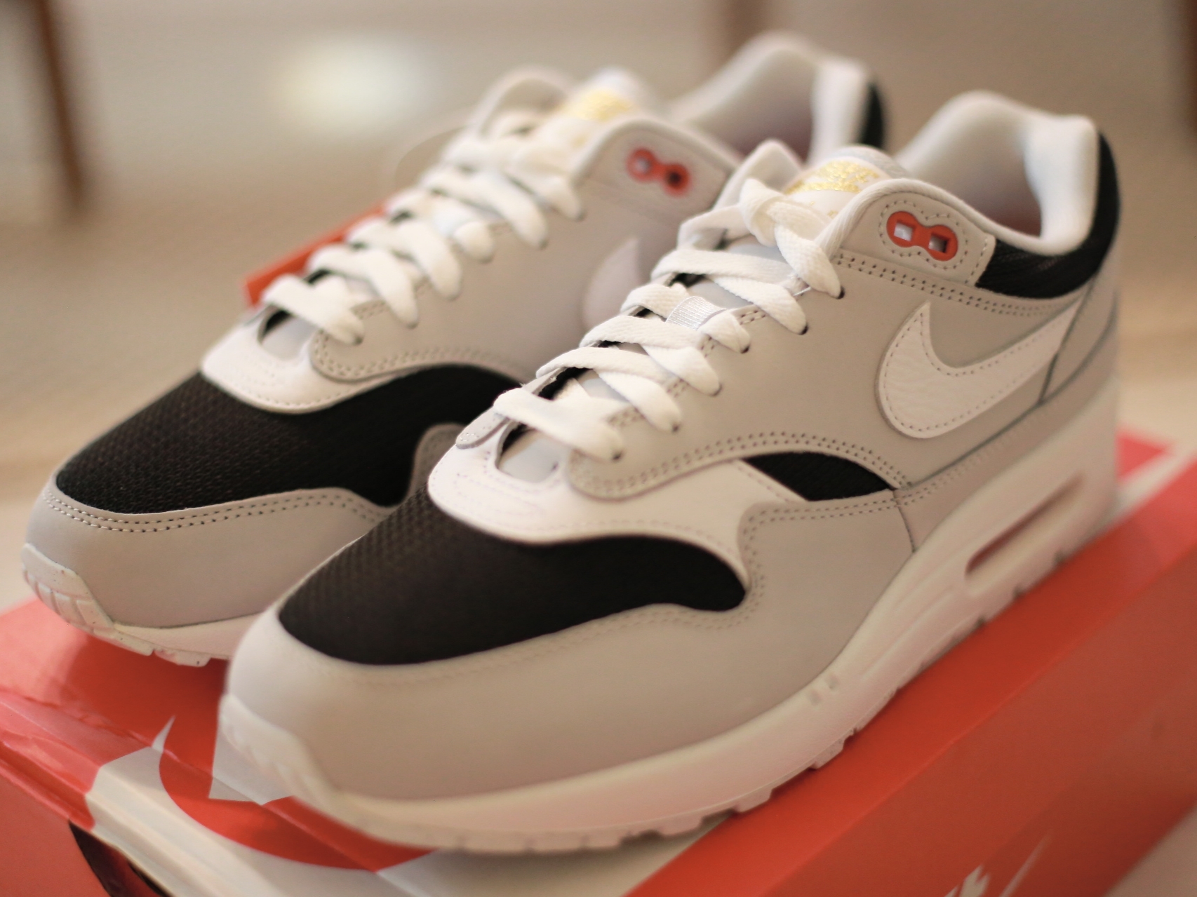 Nike Air Max 1 Pure Platinum, Nike Air Max 1 '86 Original Golf White University Red 착용 스타일 - 2