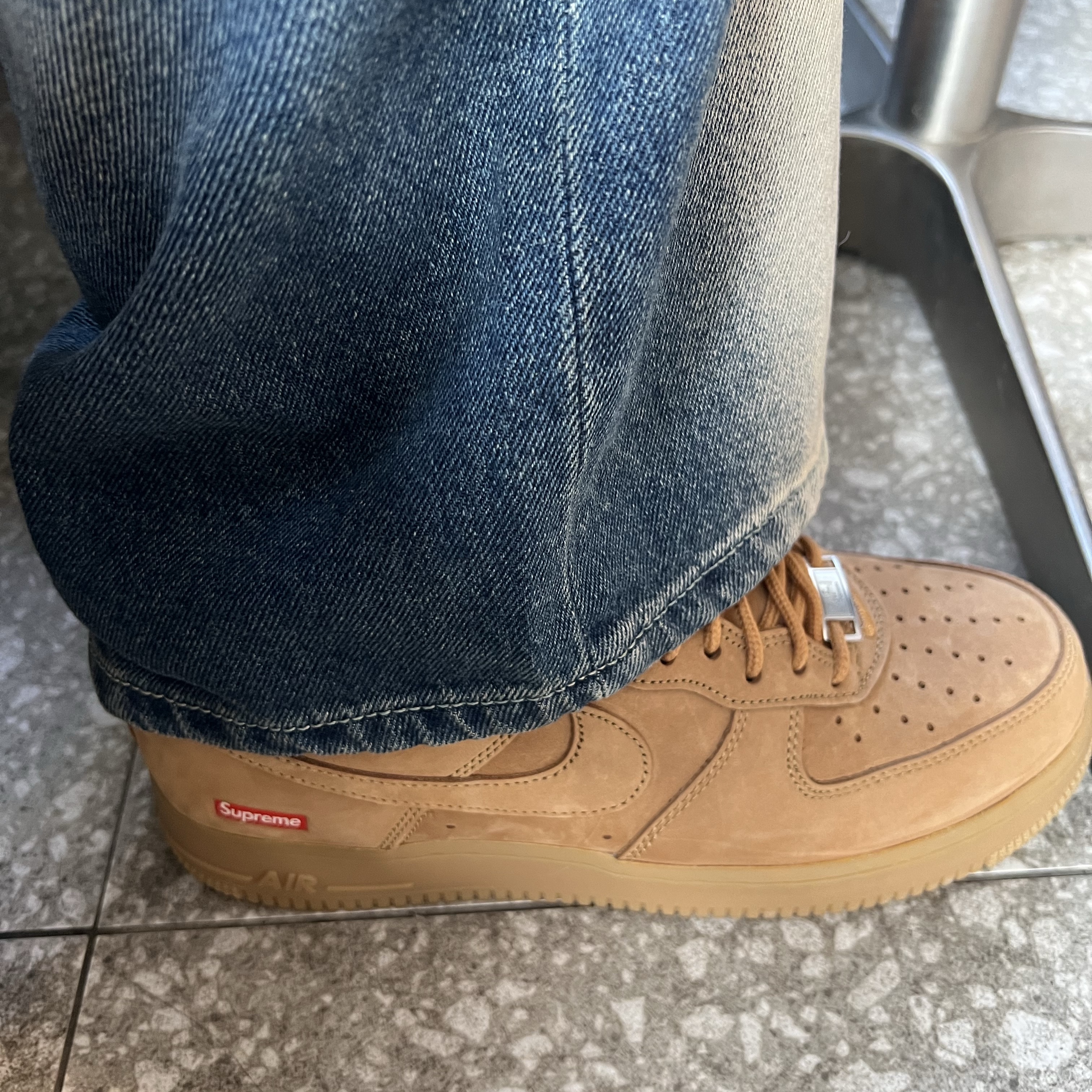 Nike x Supreme Air Force 1 Low Flax 착용 스타일