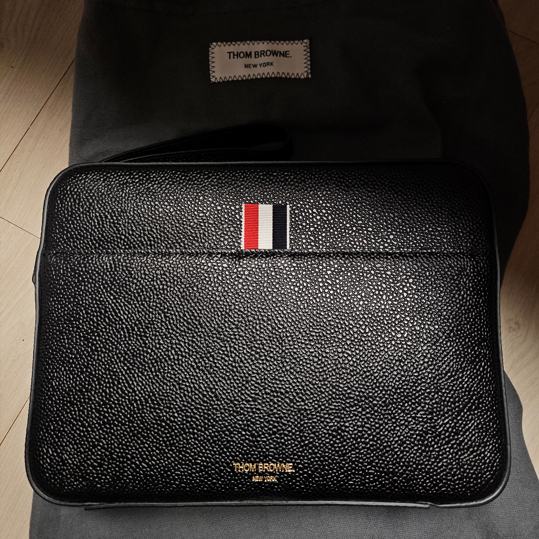 Thom Browne Textured Zip Pouch Black 착용 스타일 - 1