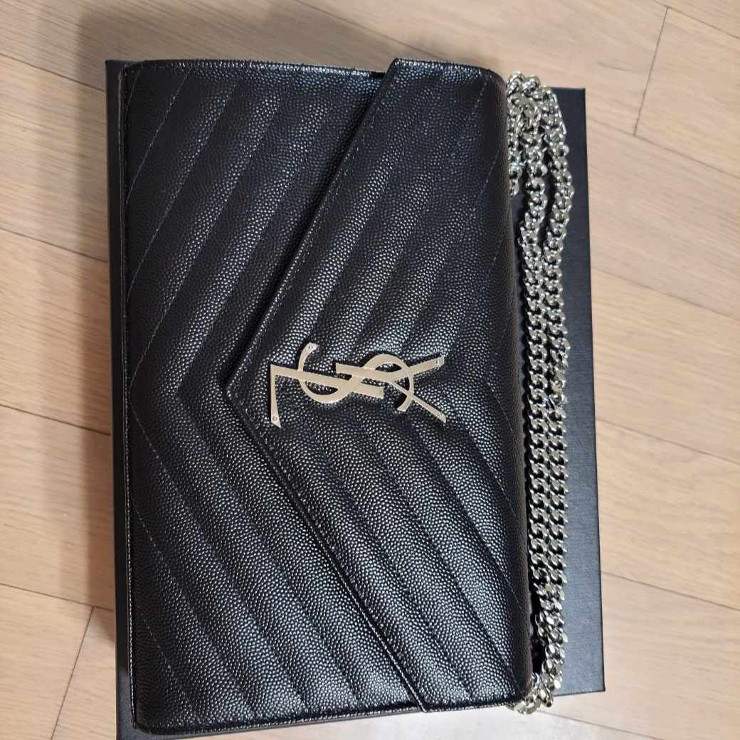 Saint Laurent Cassandre Matelasse Chain Wallet in Grain de Poudre Embossed Leather Black 착용 스타일 - 2