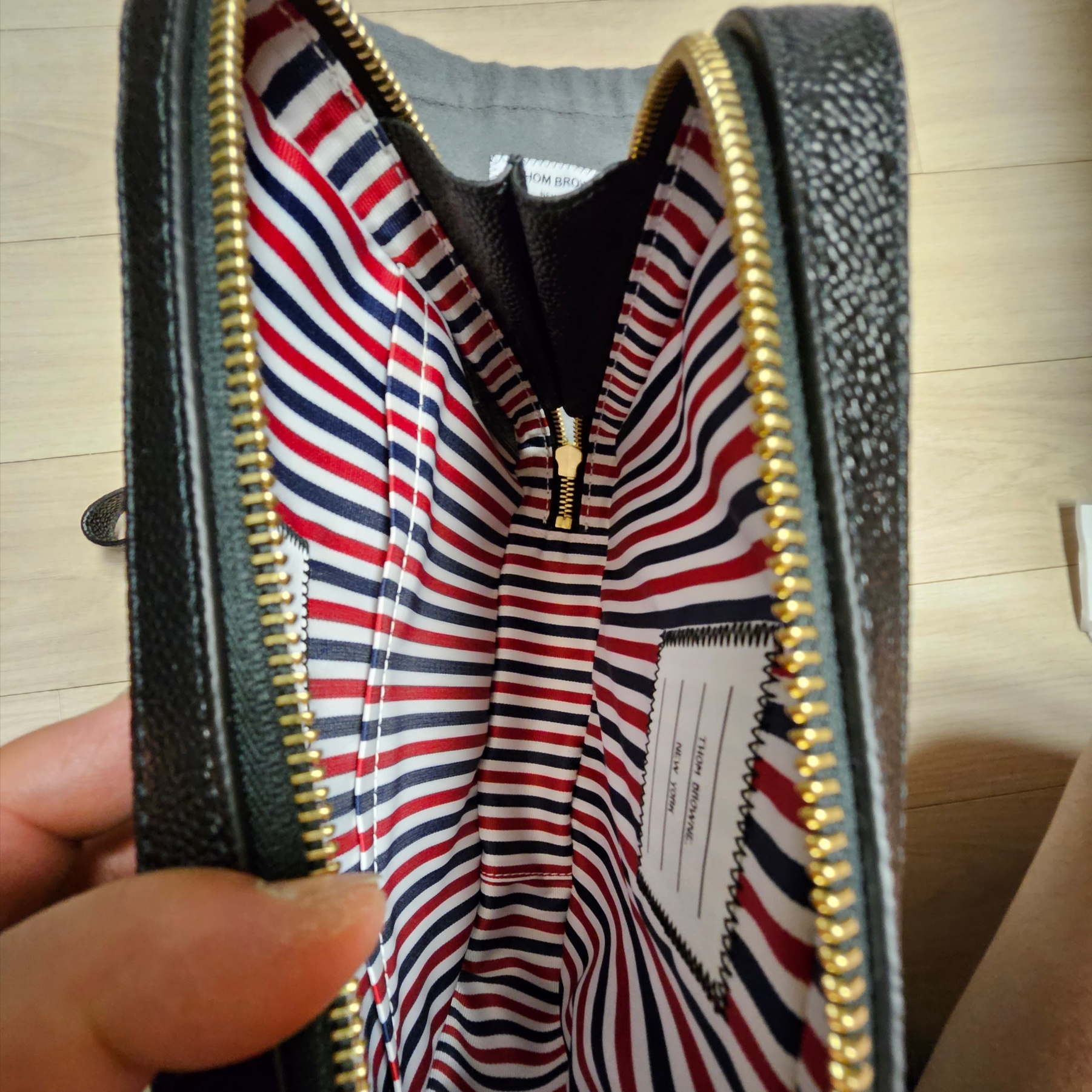 Thom Browne Textured Zip Pouch Black 착용 스타일 - 3