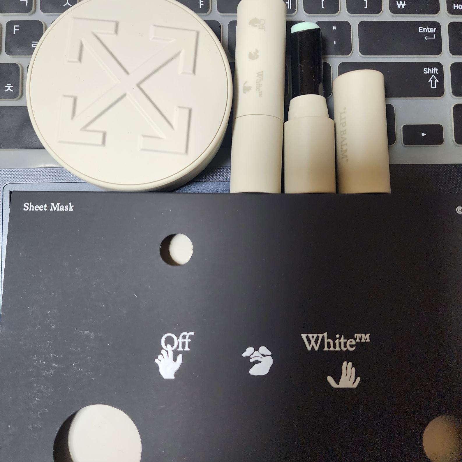 Off-White x Amore Pacific Protection Box (Without Cosmetics) 착용 스타일