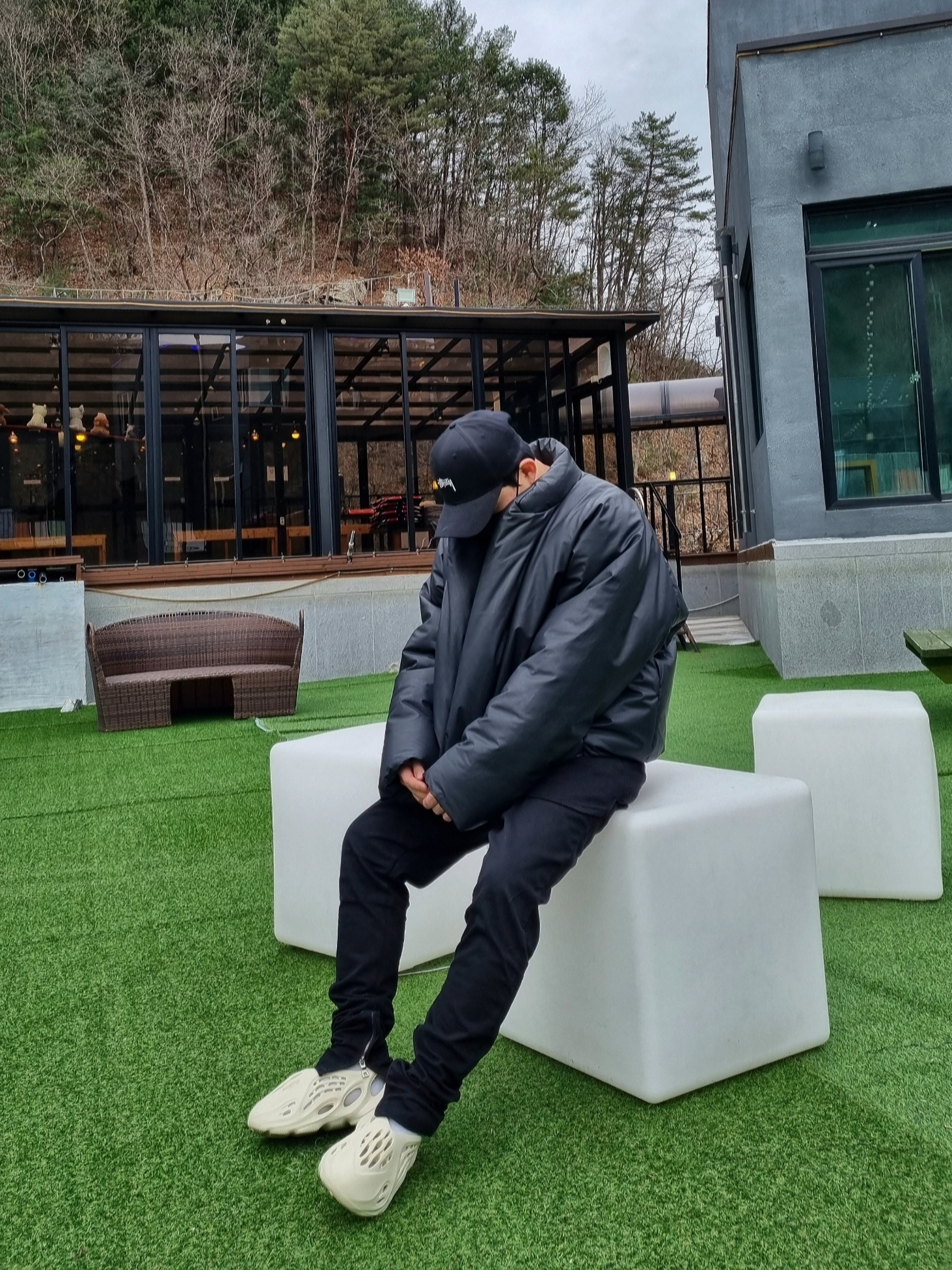 Yeezy Gap Engineered By Balenciaga Round Jacket 2 Black, Yeezy Gap Round Jacket Black 착용 스타일